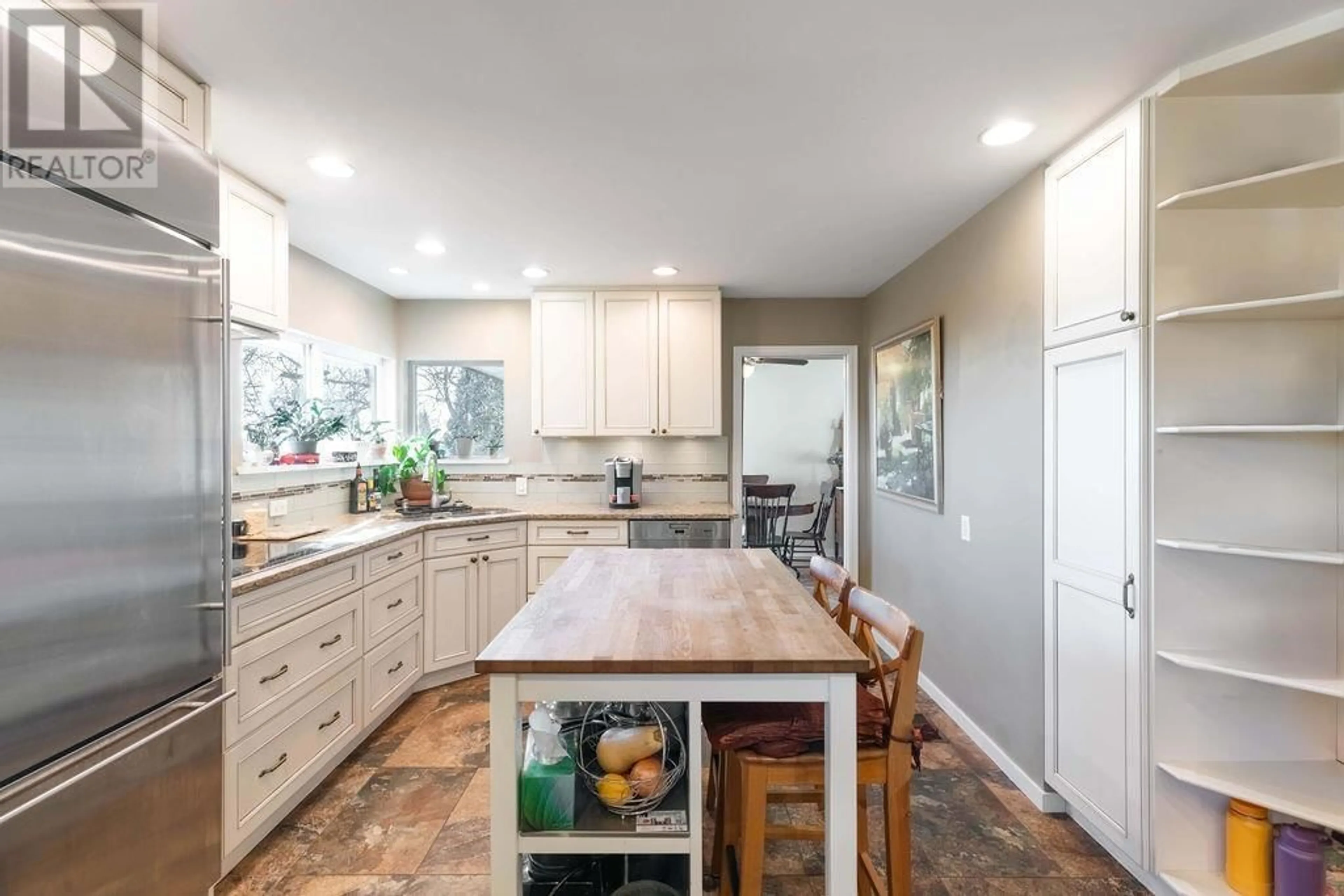 Open concept kitchen, ceramic/tile floor for 308 DEVOY STREET, New Westminster British Columbia V3L4E9