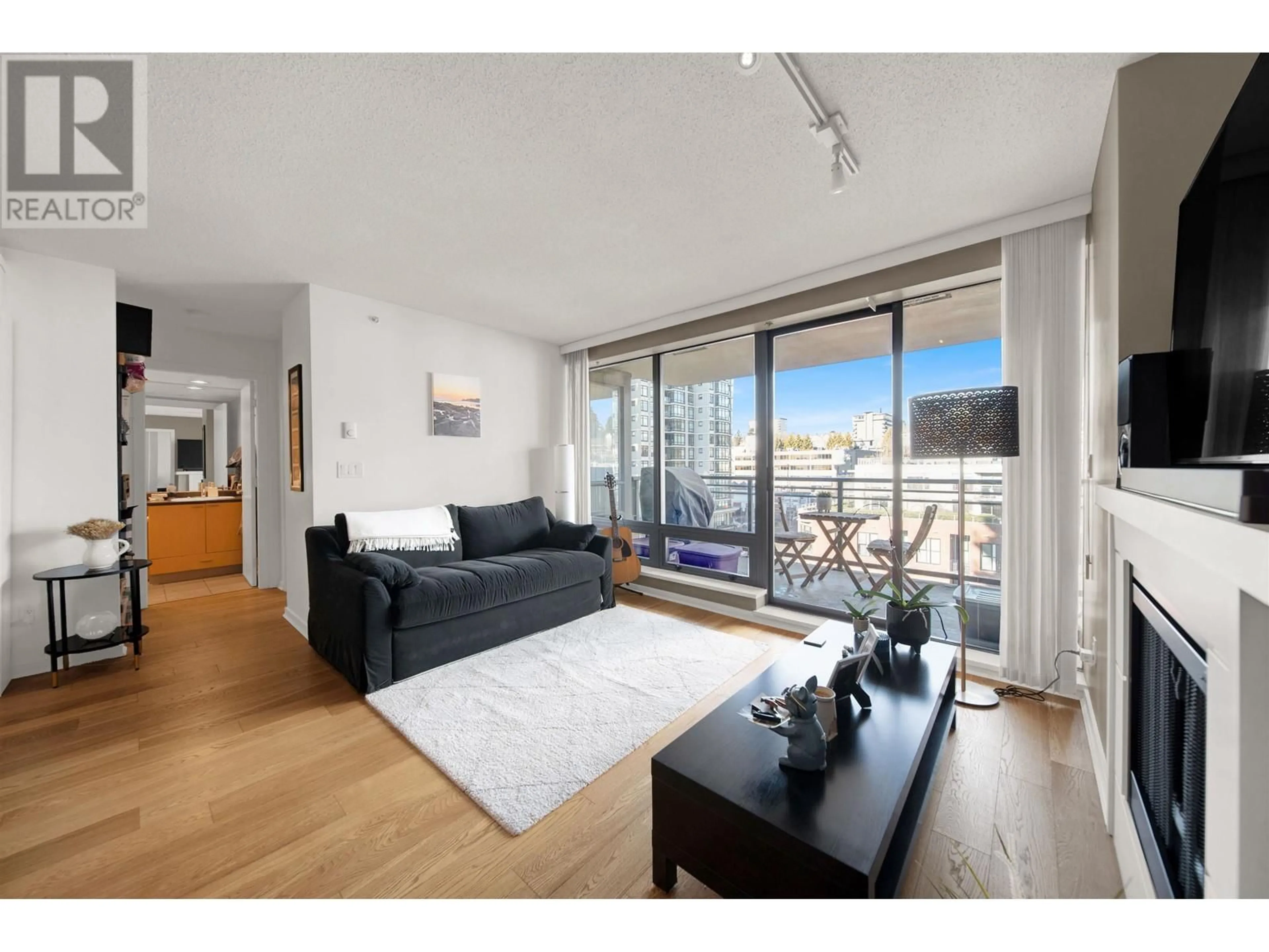 Living room with furniture, unknown for 908 - 39 SIXTH STREET, New Westminster British Columbia V3L0B3