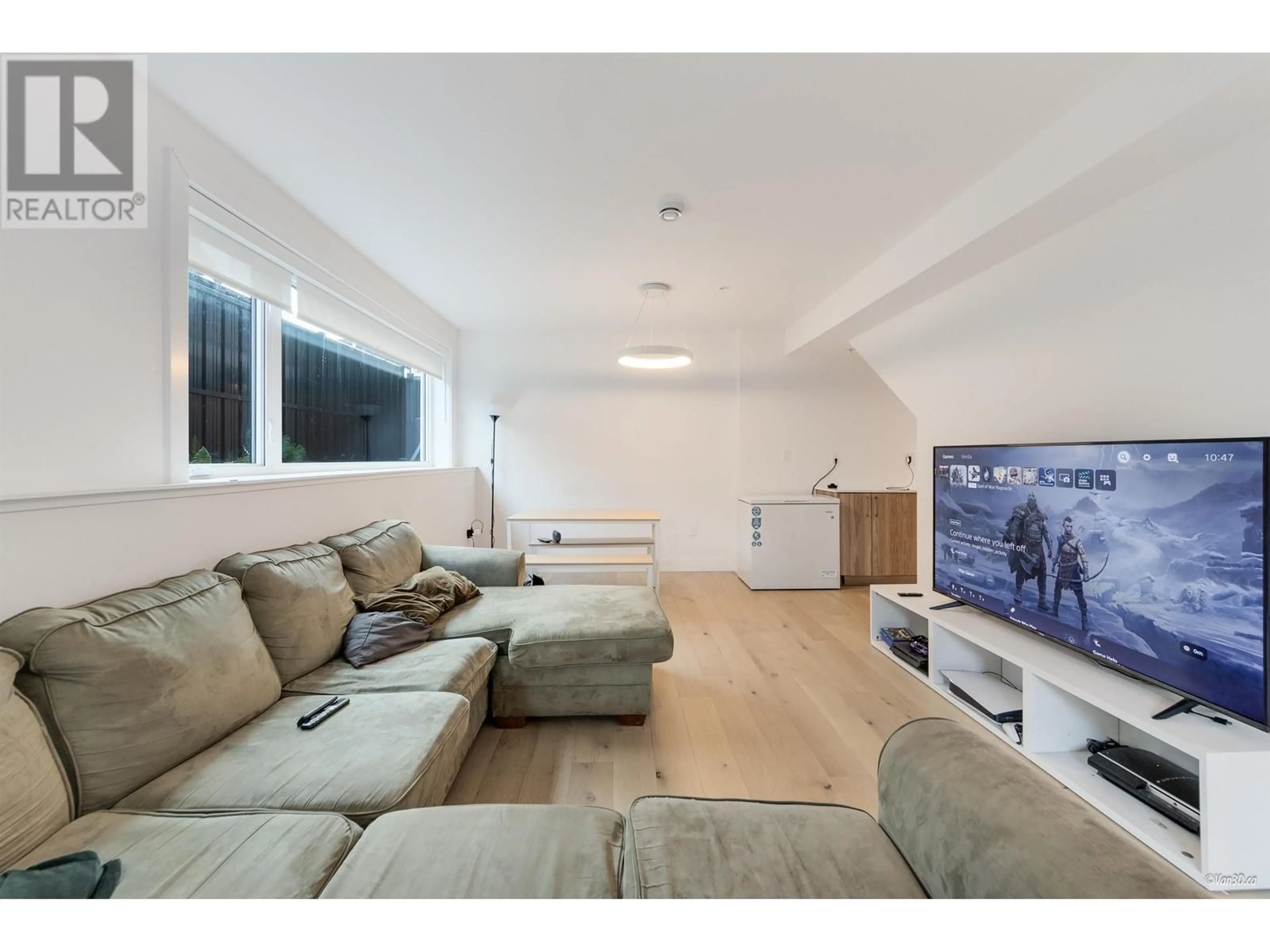 Living room with furniture, wood/laminate floor for 733 E 26TH AVENUE, Vancouver British Columbia V5V2H9