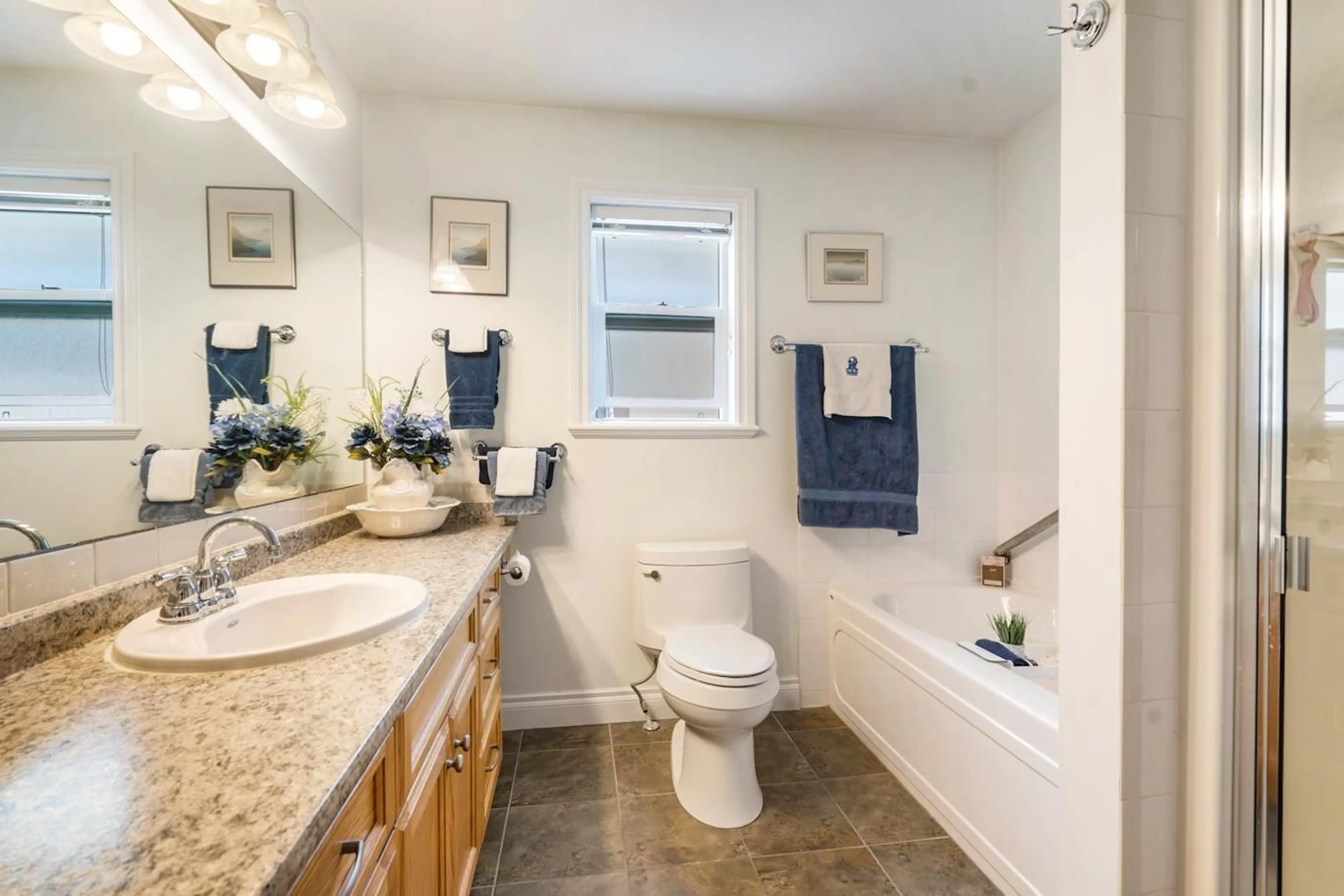 Standard bathroom, ceramic/tile floor for 10 - 3348 MT LEHMAN, Abbotsford British Columbia V4X2M9