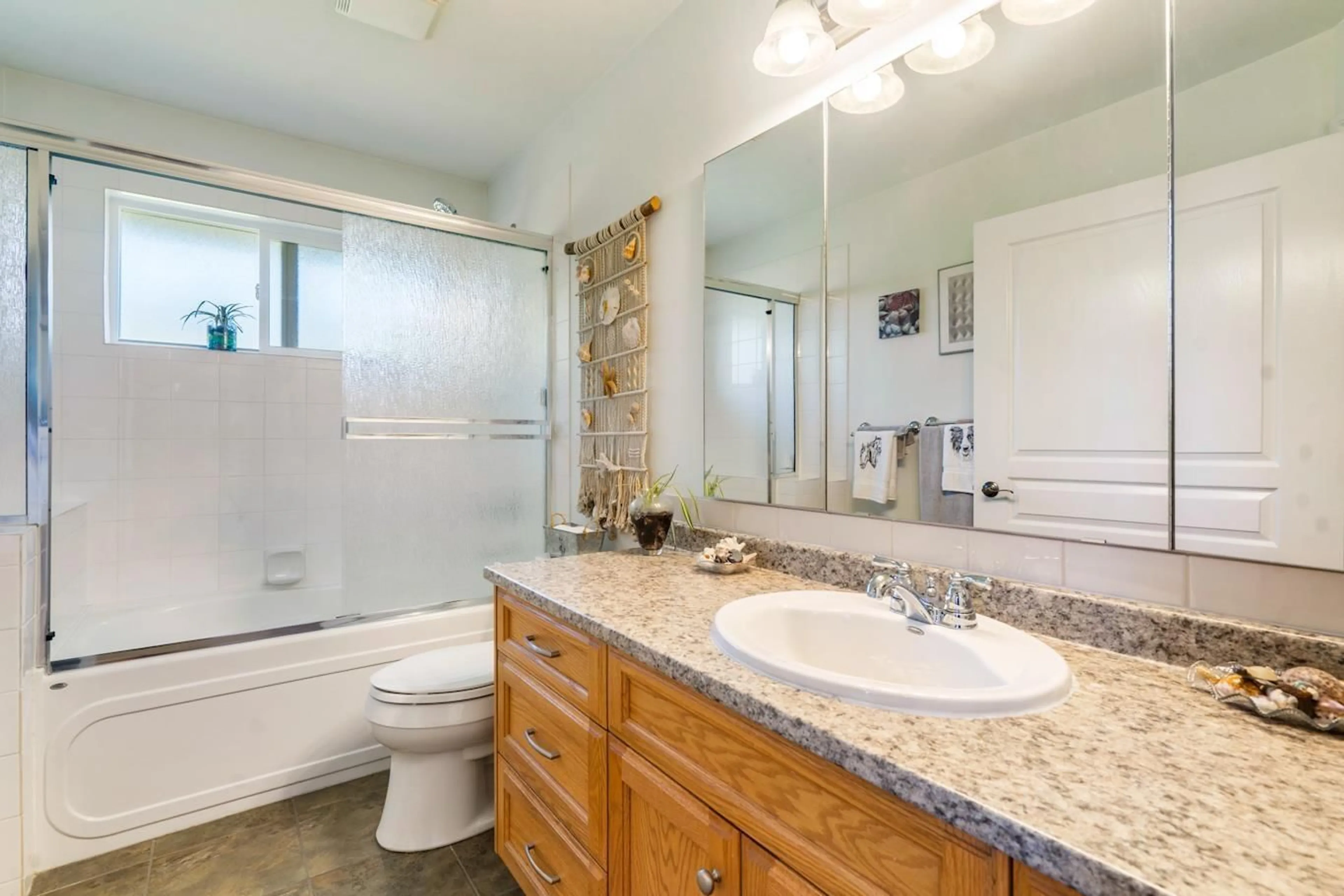 Standard bathroom, ceramic/tile floor for 10 - 3348 MT LEHMAN, Abbotsford British Columbia V4X2M9