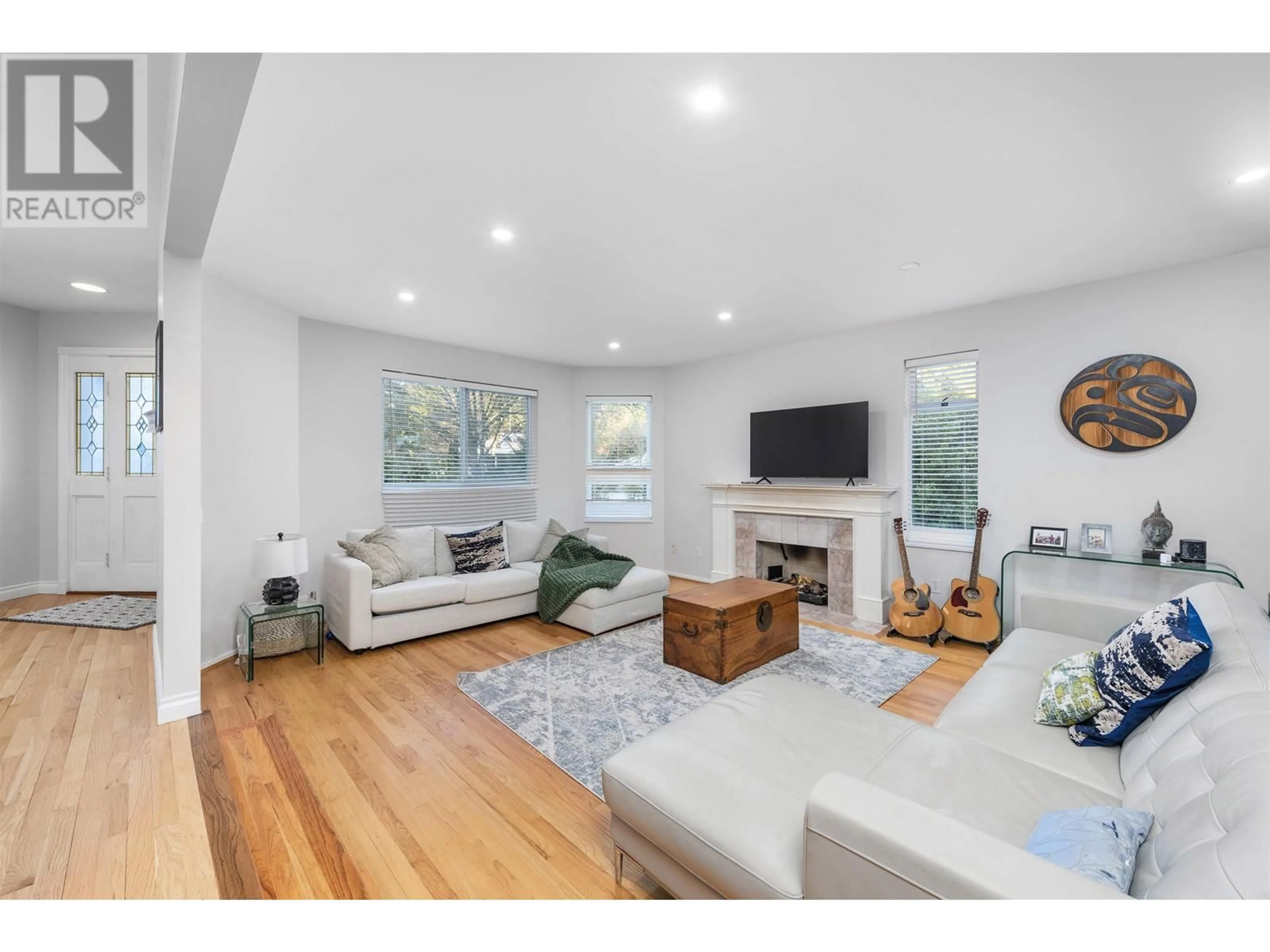 Living room with furniture, wood/laminate floor for 6755 DUFFERIN AVENUE, West Vancouver British Columbia V7W3B7