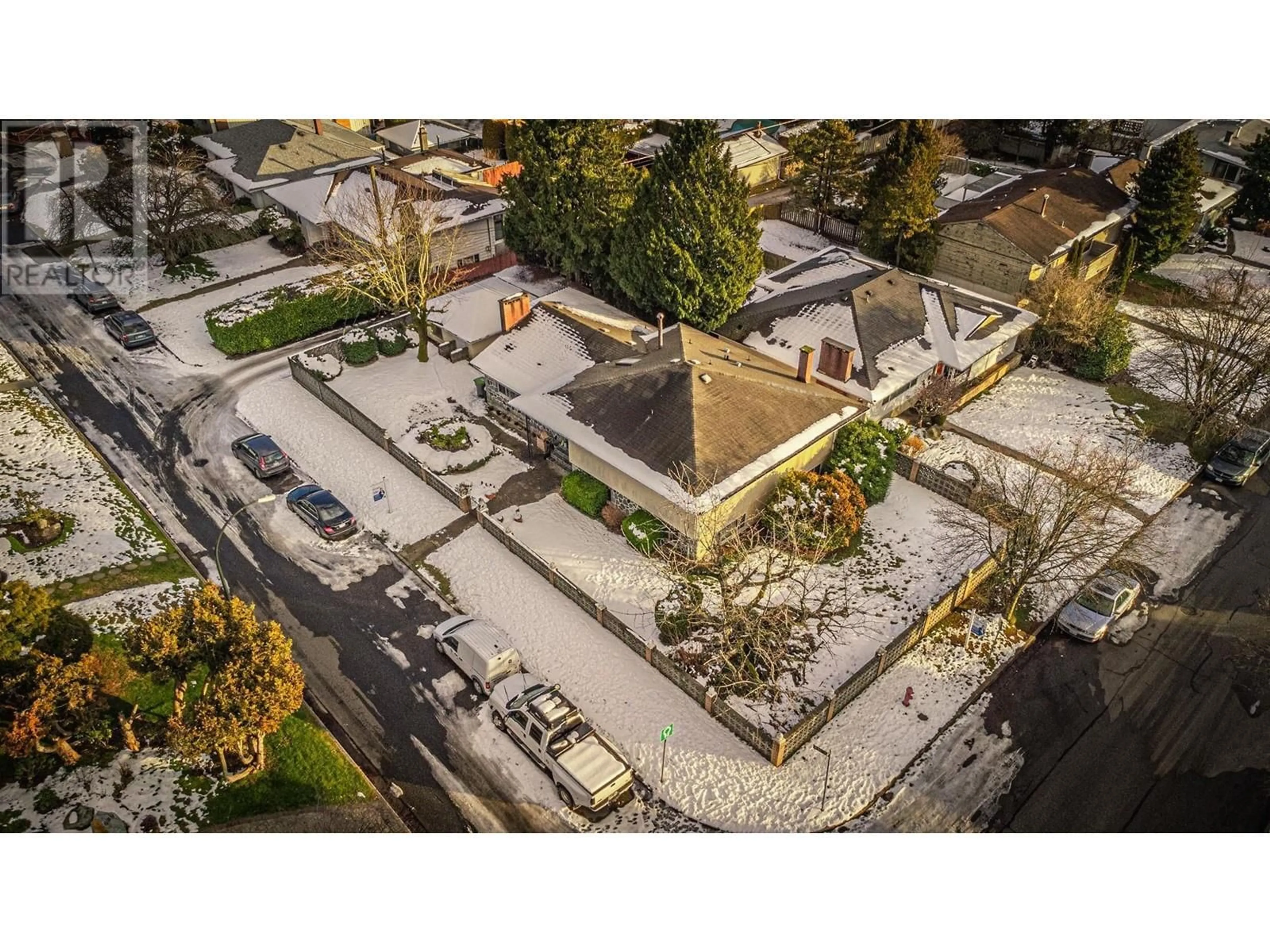 A pic from outside/outdoor area/front of a property/back of a property/a pic from drone, street for 692 W 51ST AVENUE, Vancouver British Columbia V6P1C1