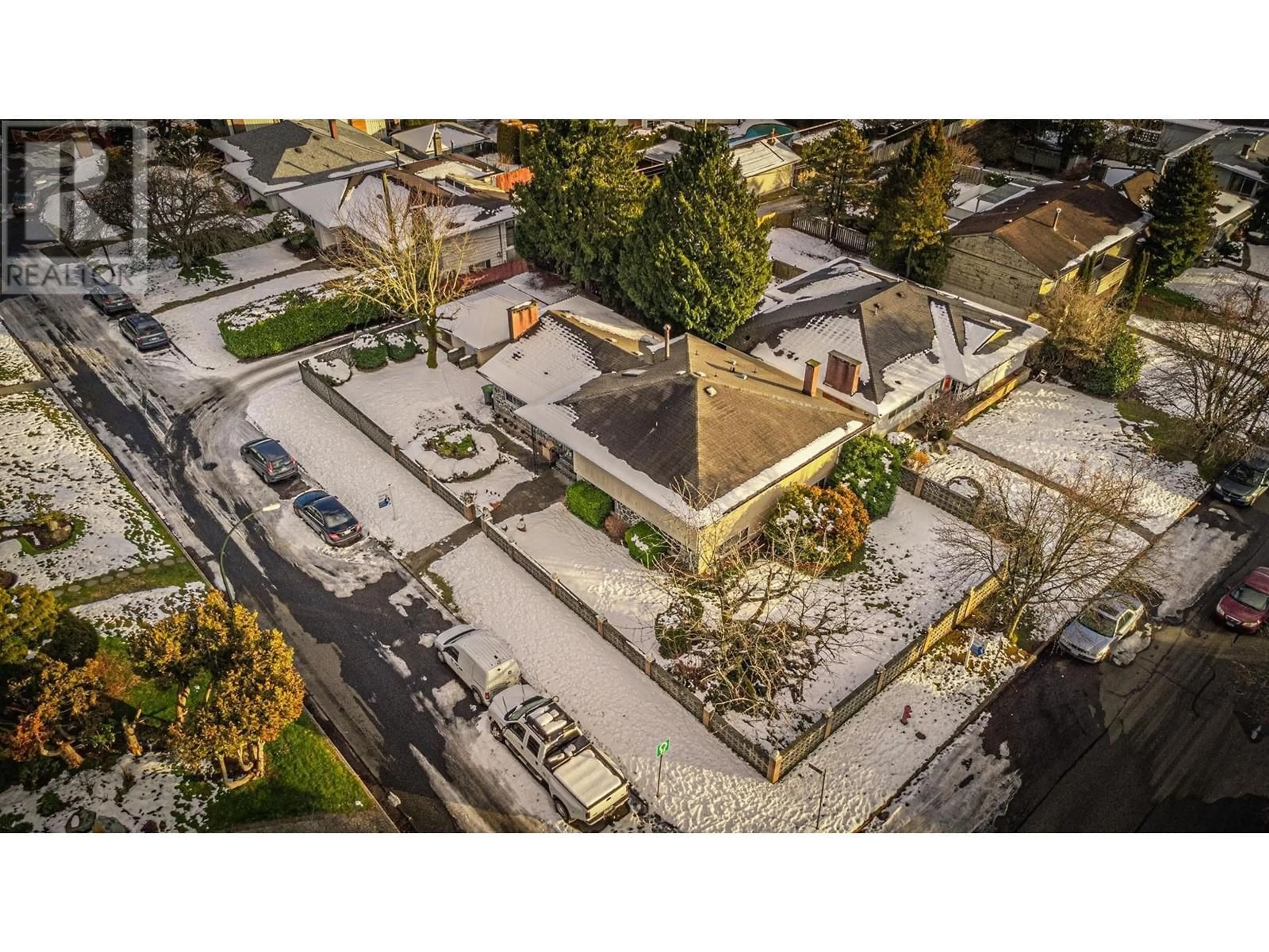 A pic from outside/outdoor area/front of a property/back of a property/a pic from drone, street for 692 W 51ST AVENUE, Vancouver British Columbia V6P1C1