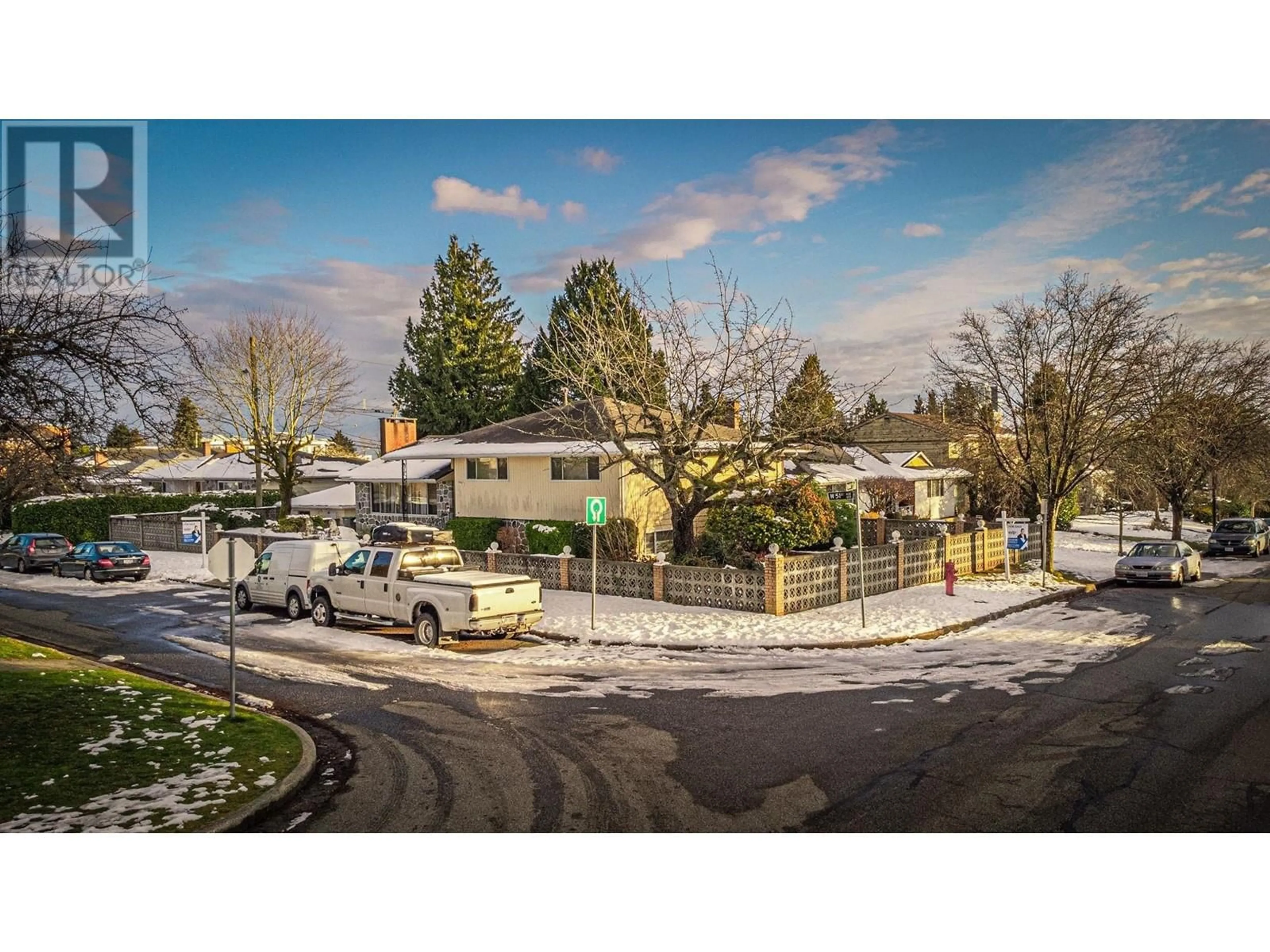 A pic from outside/outdoor area/front of a property/back of a property/a pic from drone, street for 692 W 51ST AVENUE, Vancouver British Columbia V6P1C1