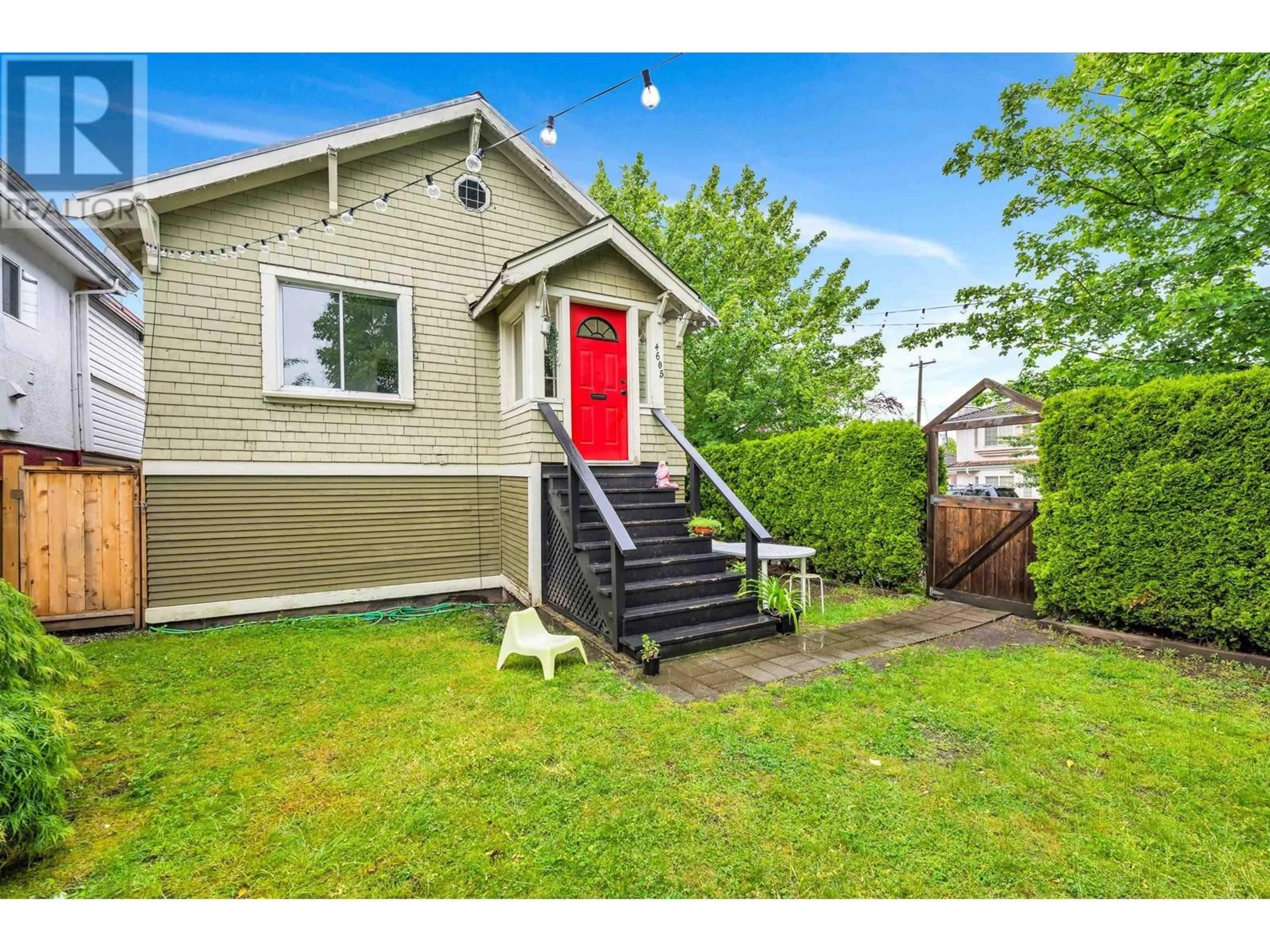 Home with vinyl exterior material, street for 4605 FRASER STREET, Vancouver British Columbia V5V4H1