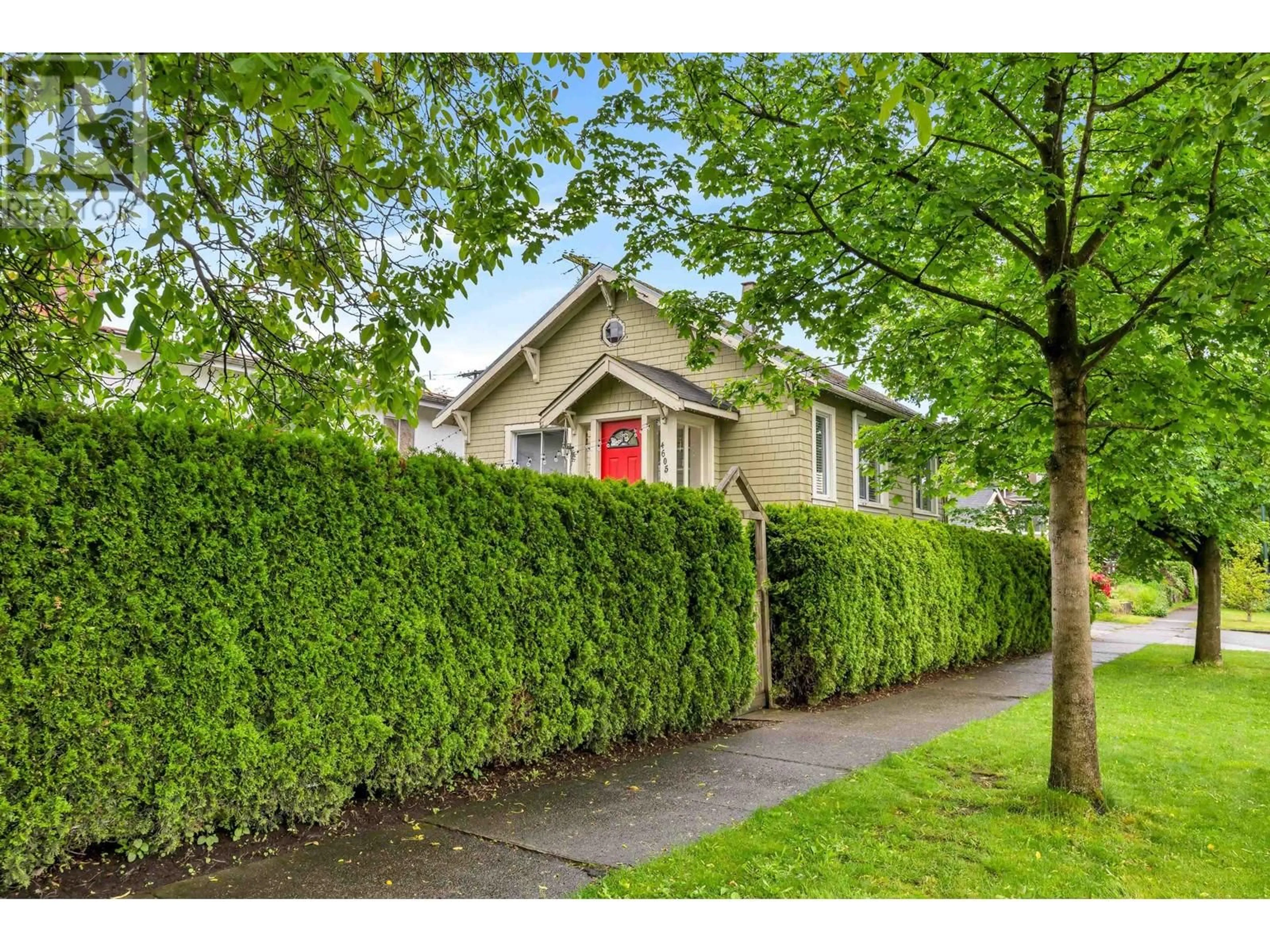 Home with vinyl exterior material, street for 4605 FRASER STREET, Vancouver British Columbia V5V4H1