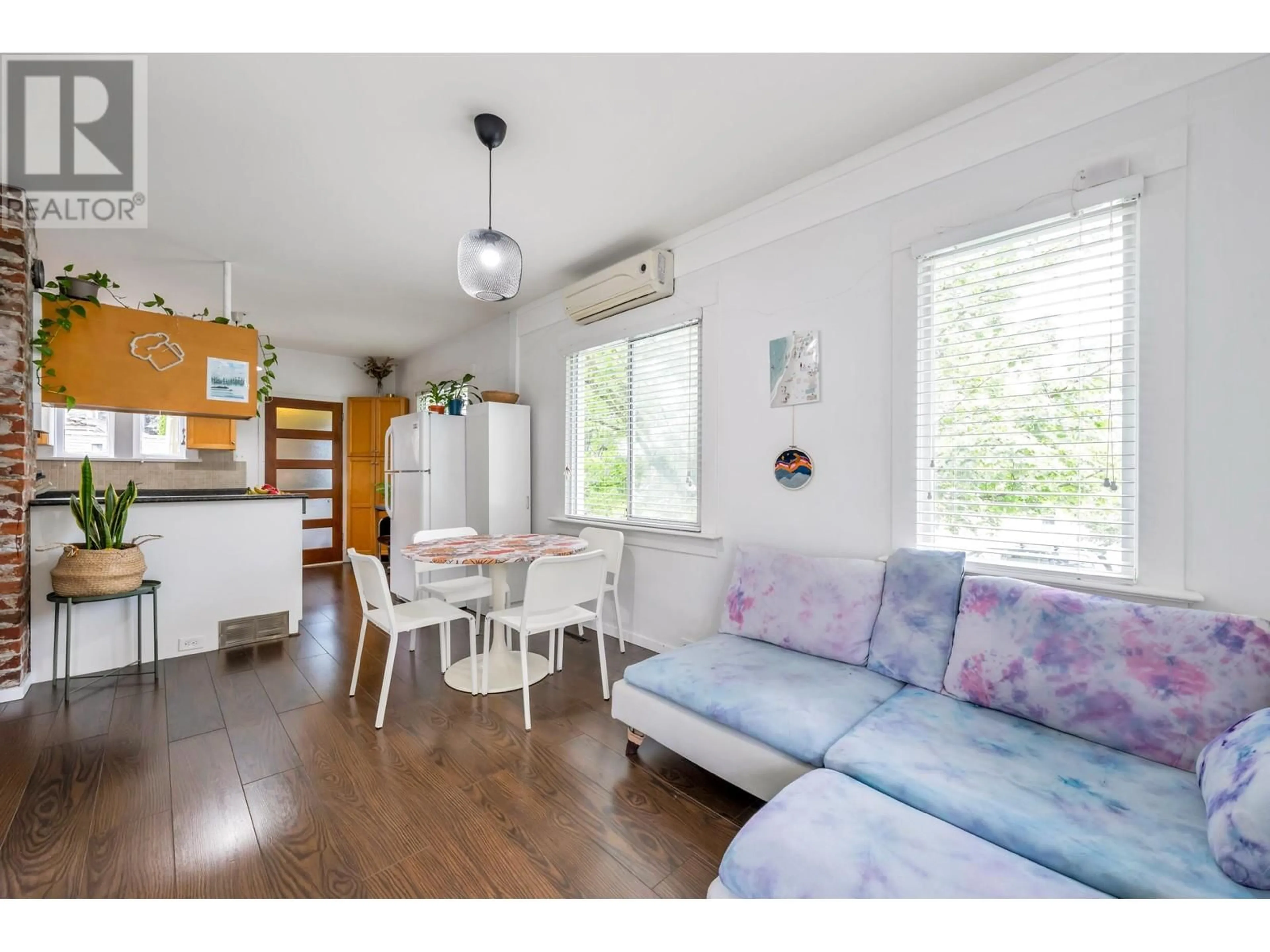 Living room with furniture, wood/laminate floor for 4605 FRASER STREET, Vancouver British Columbia V5V4H1