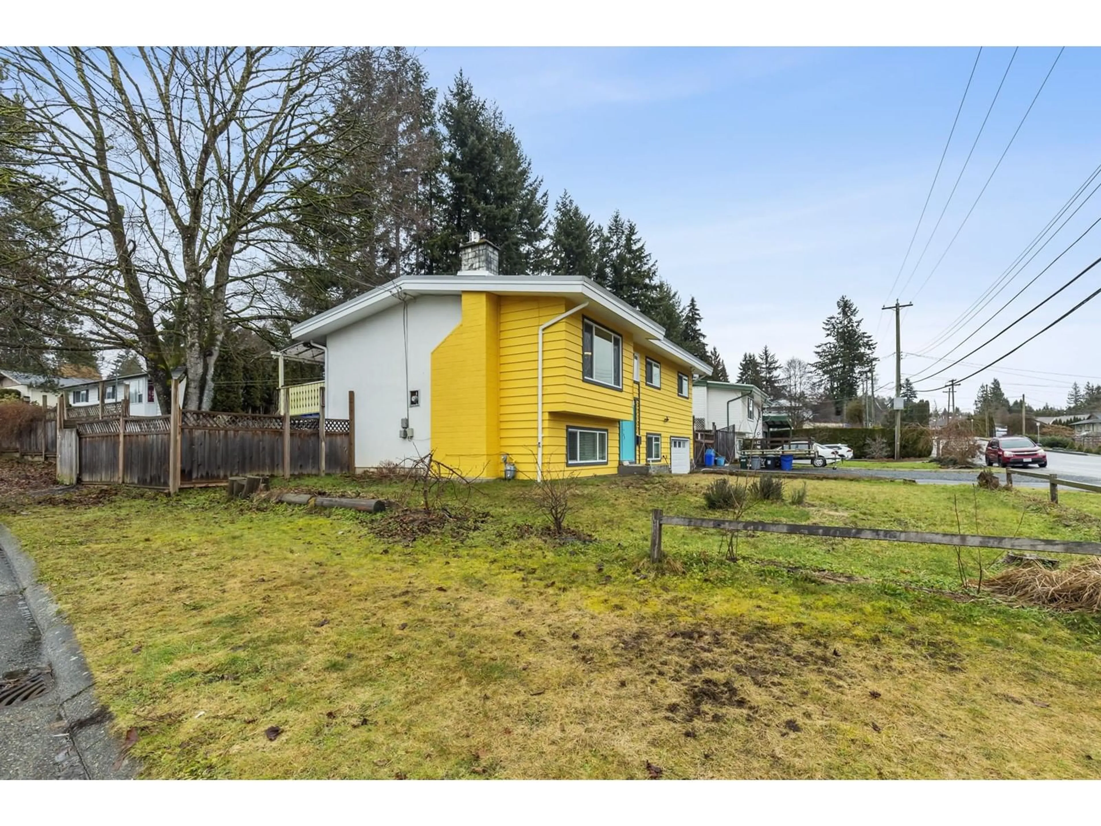 A pic from outside/outdoor area/front of a property/back of a property/a pic from drone, street for 32127 HOLIDAY AVENUE, Mission British Columbia V2V2N3