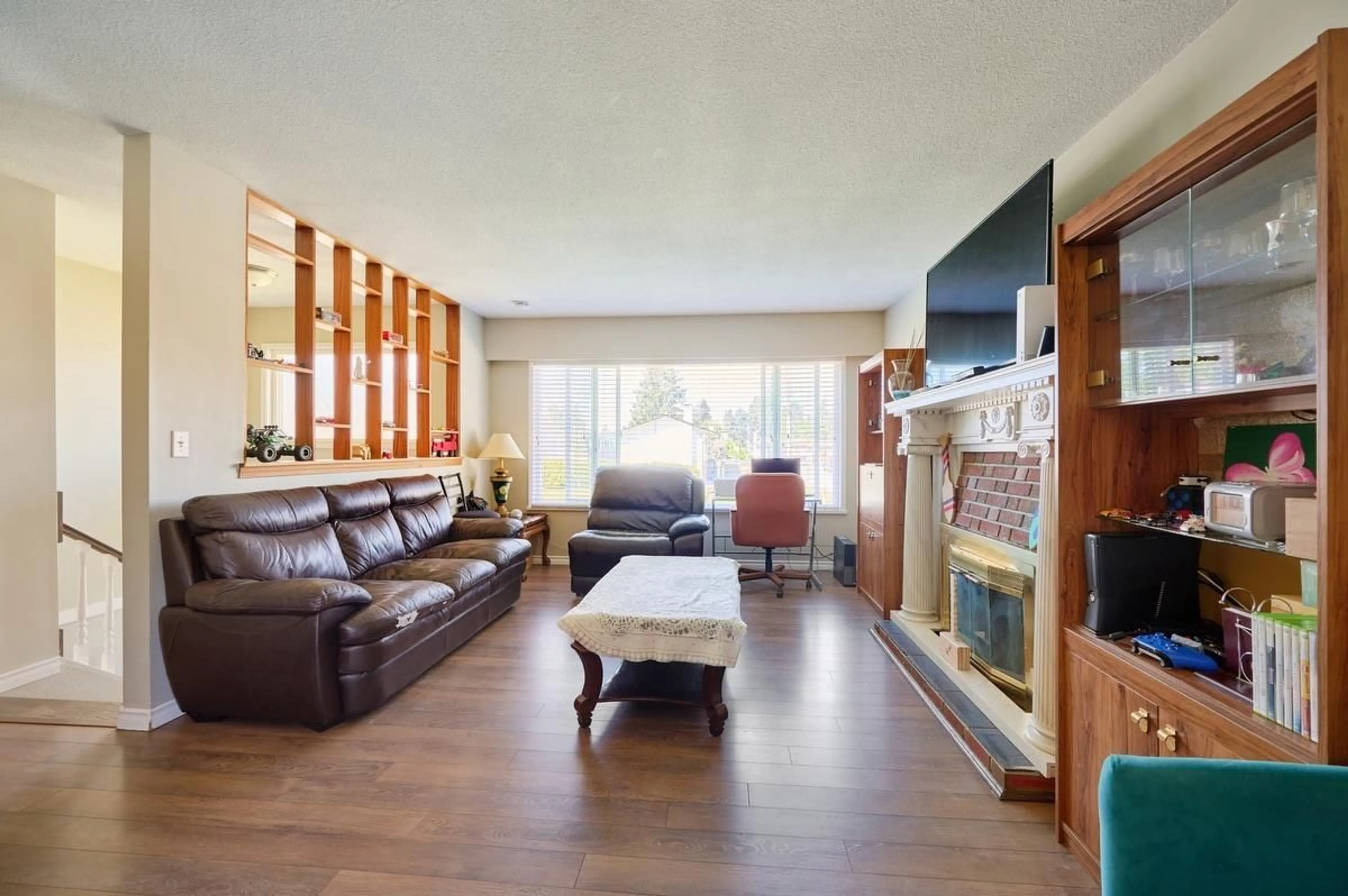 Living room with furniture, wood/laminate floor for 9498 119 STREET, Delta British Columbia V4C6M6