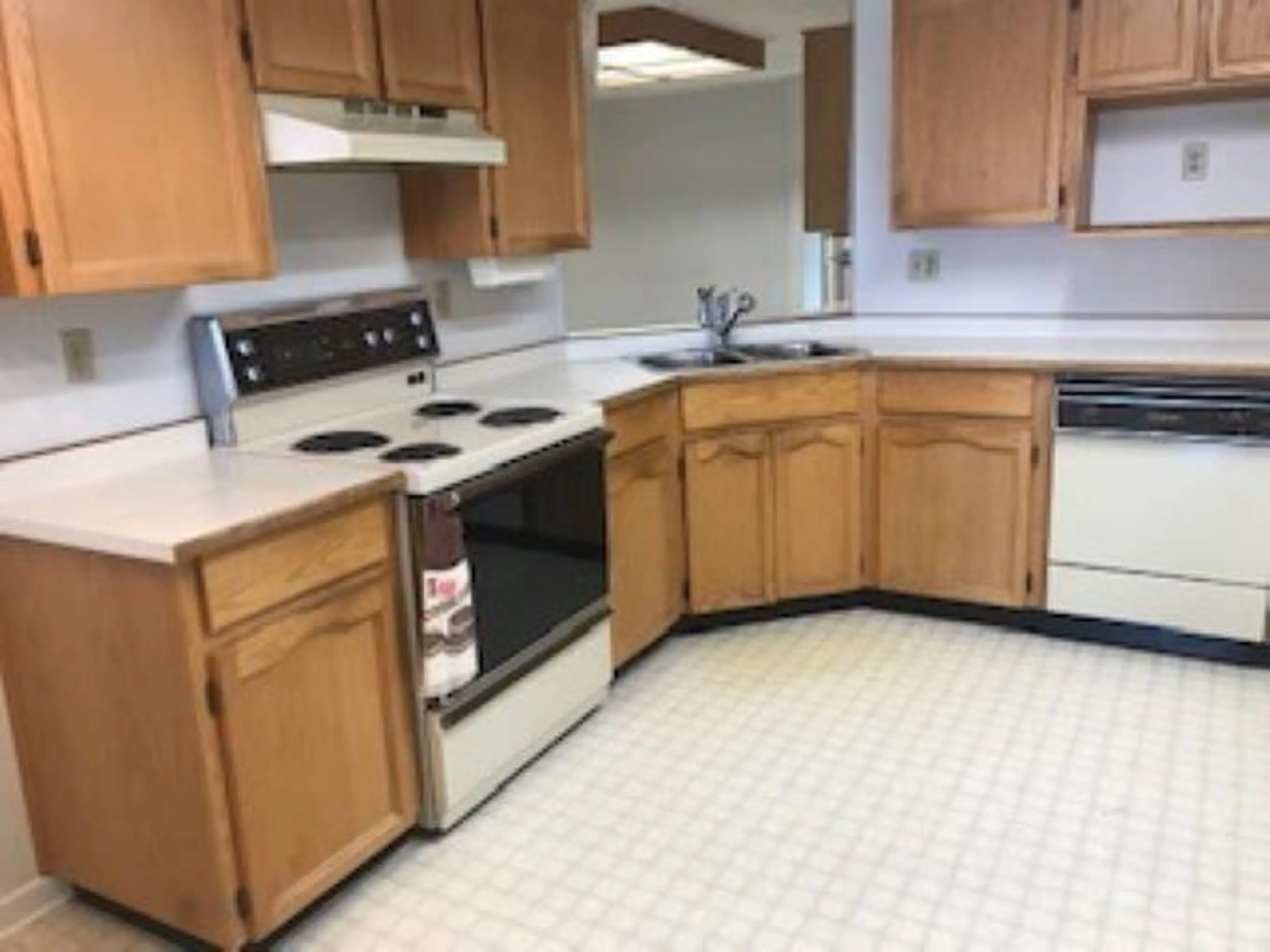 Standard kitchen, ceramic/tile floor for 206 - 33030 GEORGE FERGUSON, Abbotsford British Columbia V2S6Y2