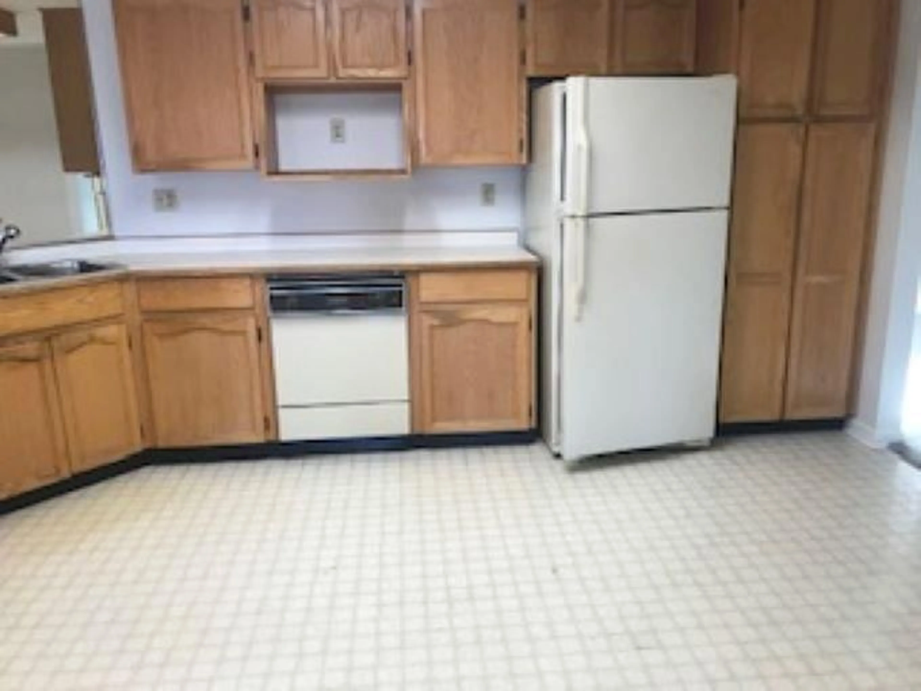 Standard kitchen, ceramic/tile floor for 206 - 33030 GEORGE FERGUSON, Abbotsford British Columbia V2S6Y2