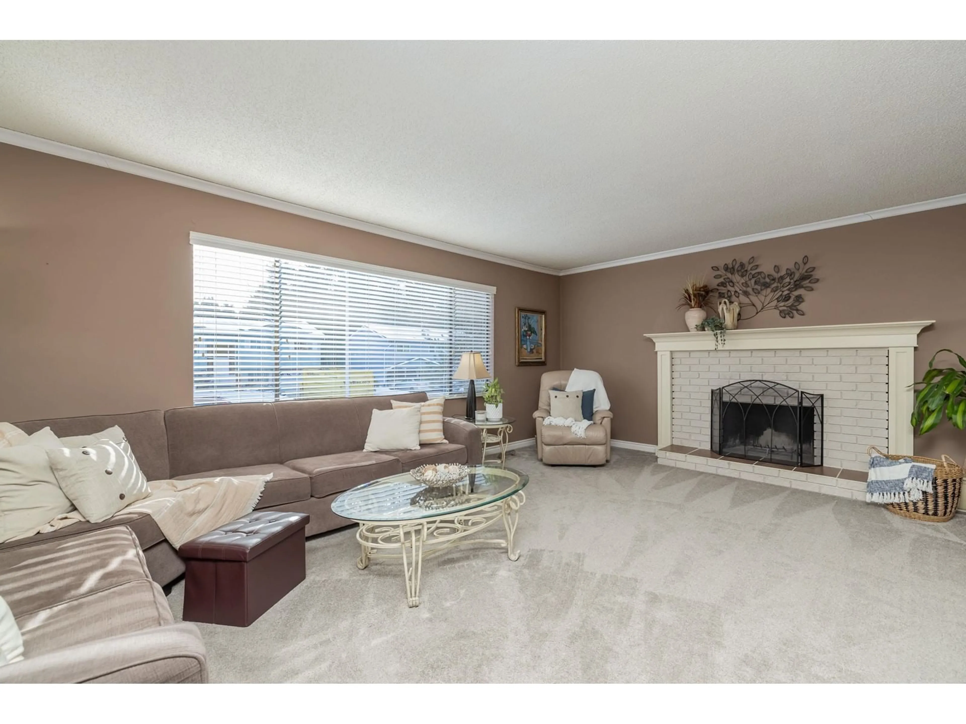 Living room with furniture, unknown for 20241 47A AVENUE, Langley British Columbia V3A5K9