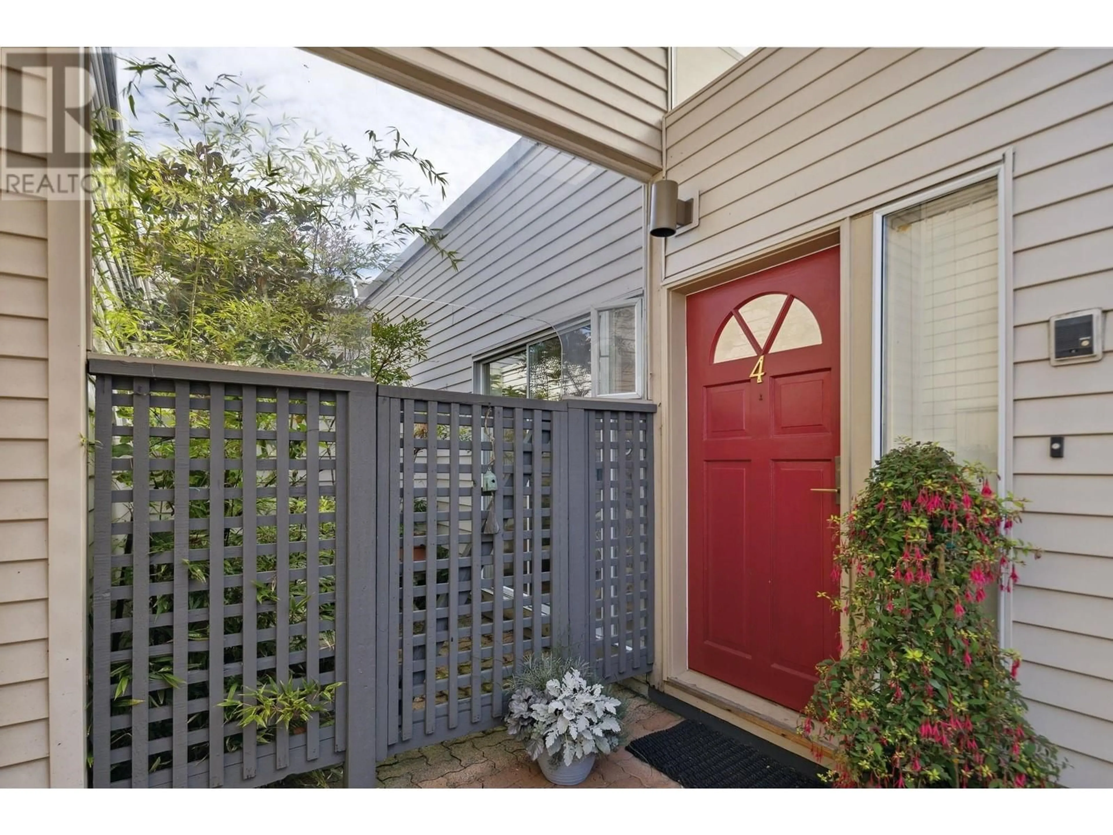 Indoor entryway for 4 2272 FOLKESTONE WAY, West Vancouver British Columbia V7S2X7