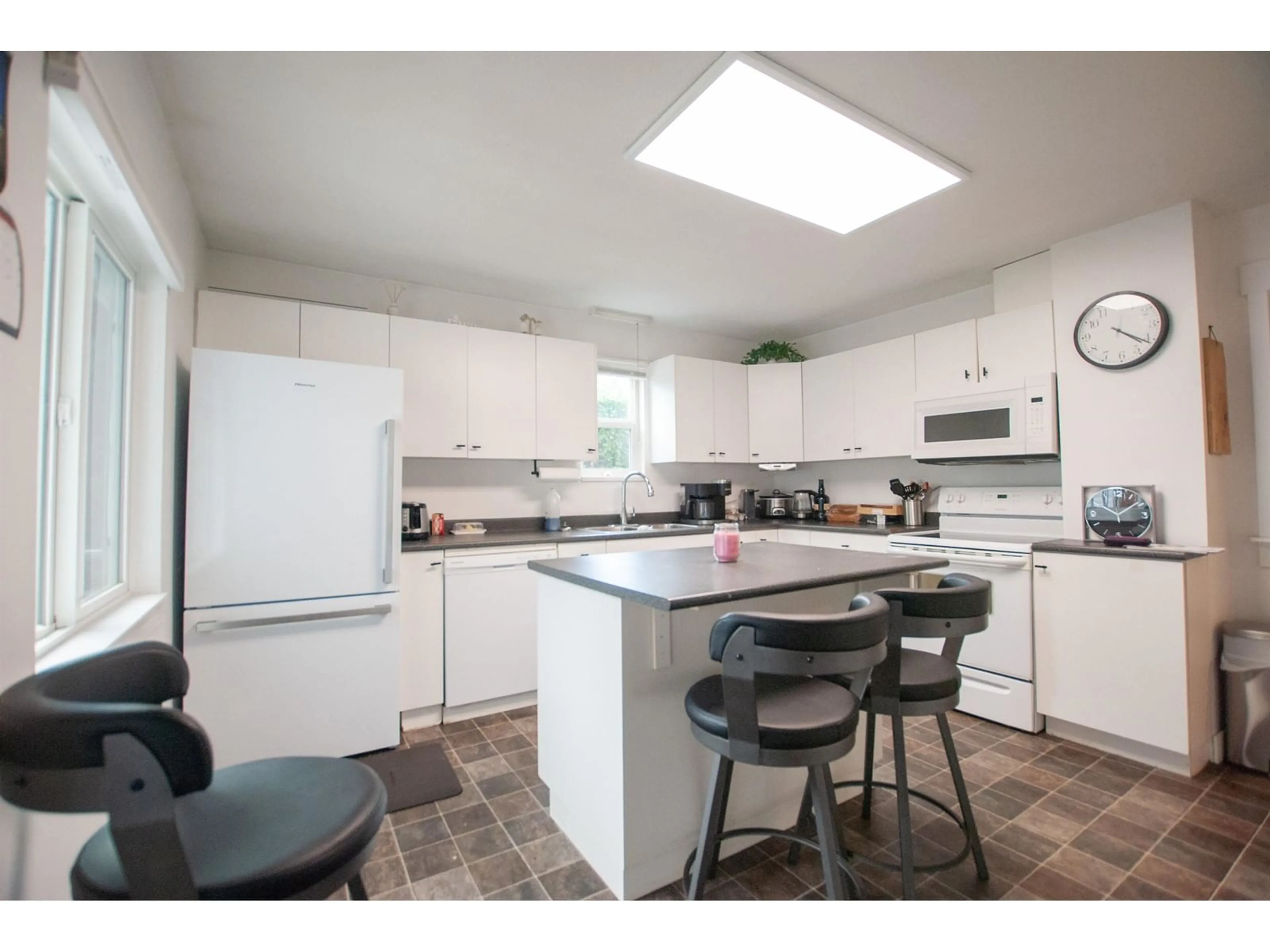 Open concept kitchen, unknown for 7730 WREN, Mission British Columbia V2V3C4