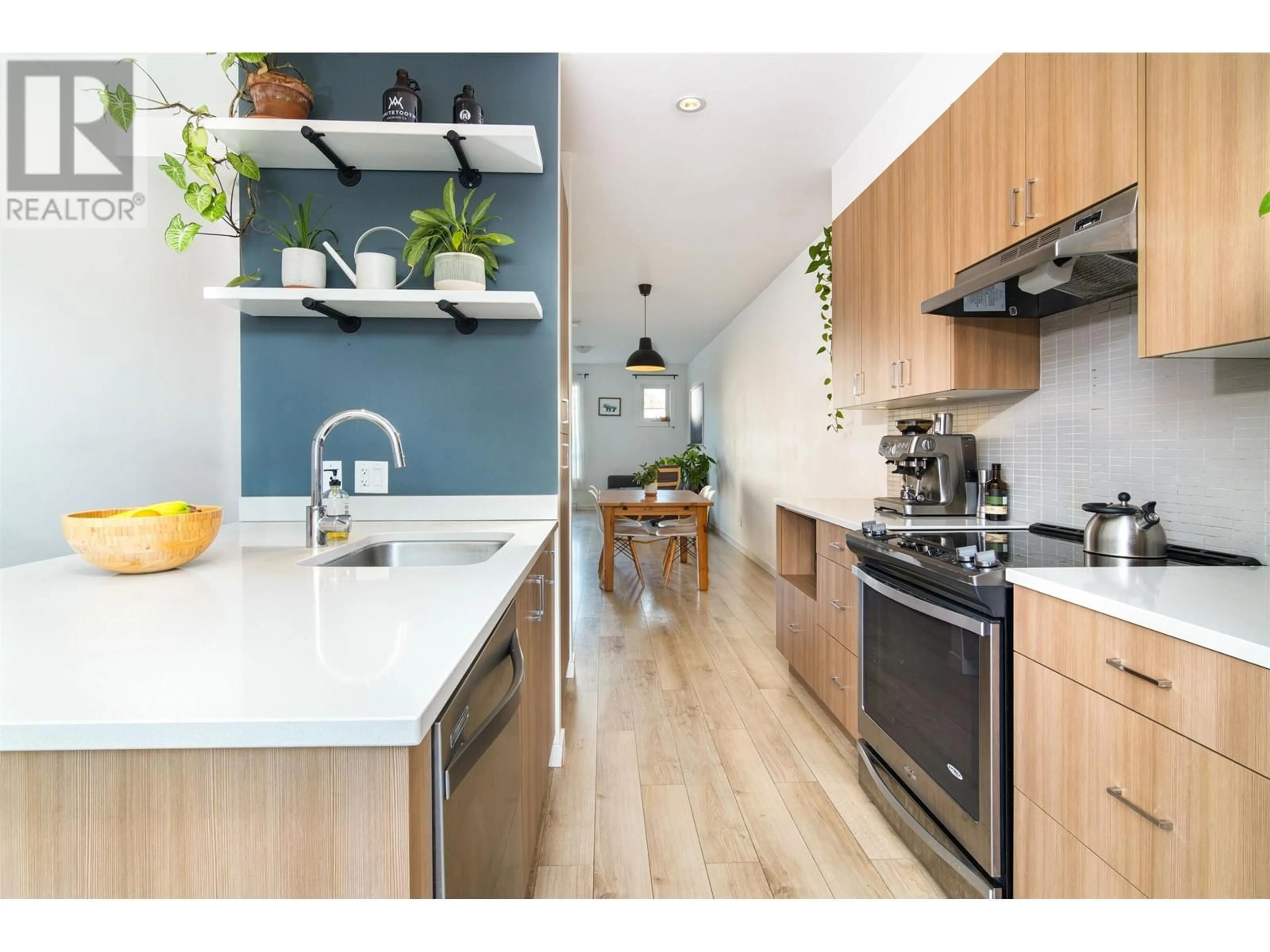 Contemporary kitchen, wood/laminate floor for 50 1188 WILSON CRESCENT, Squamish British Columbia V8B0M4