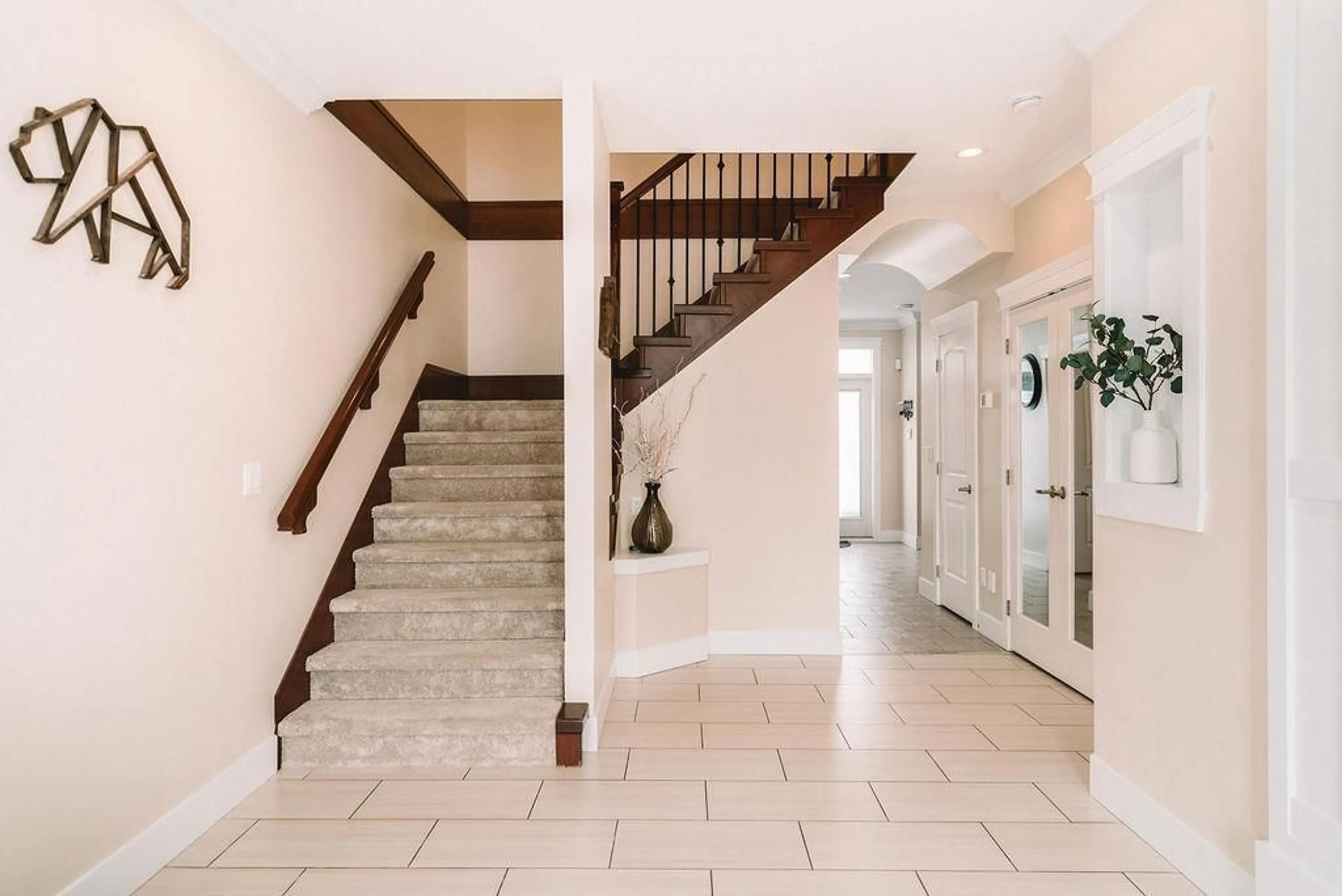 Indoor foyer for 33141 PINCHBECK AVENUE, Mission British Columbia V2V0C2