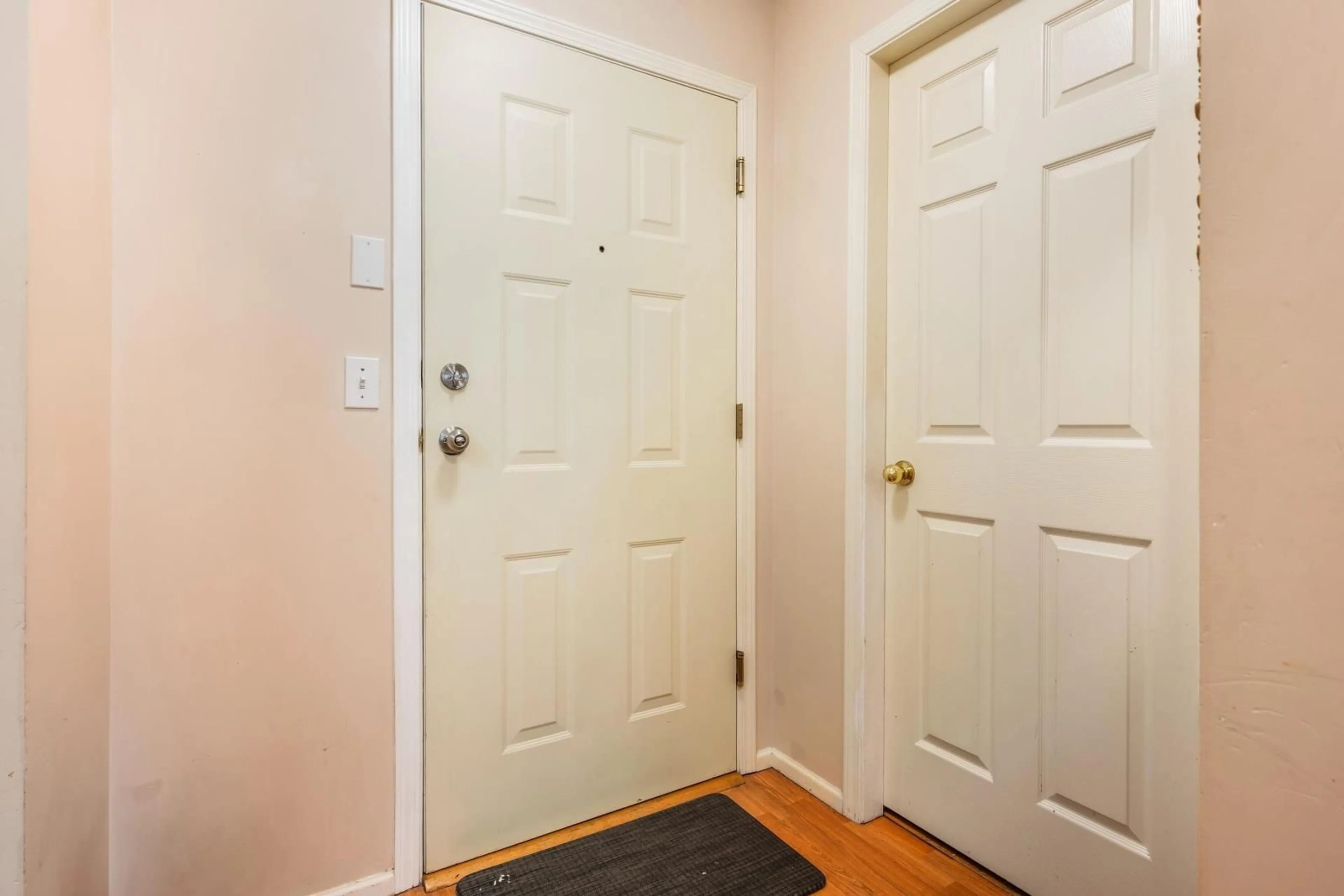 Indoor entryway for 204 - 9186 EDWARD STREET, Chilliwack British Columbia V2P7X6