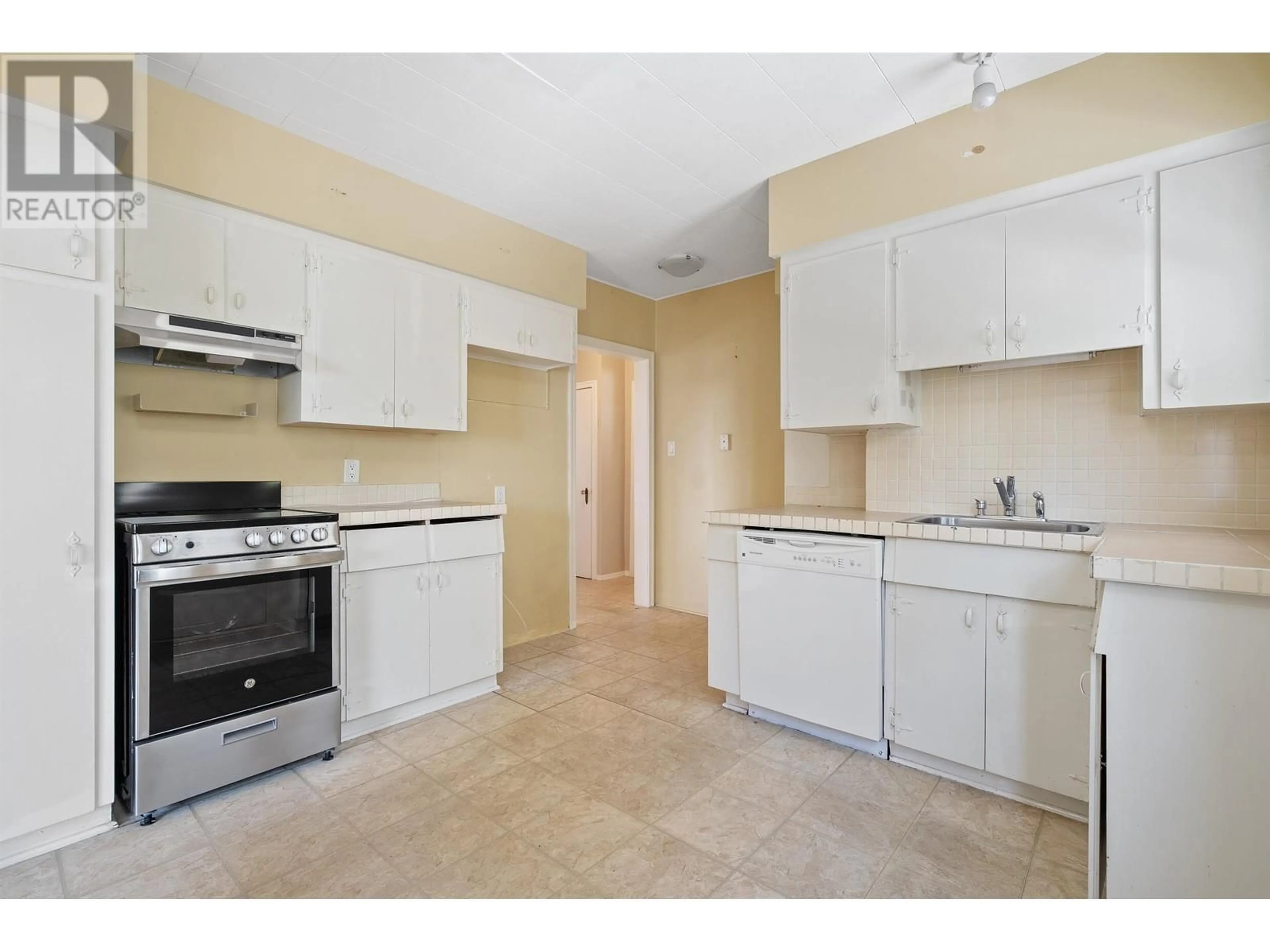 Standard kitchen, unknown for 1428 20TH STREET, West Vancouver British Columbia V7V3Z7