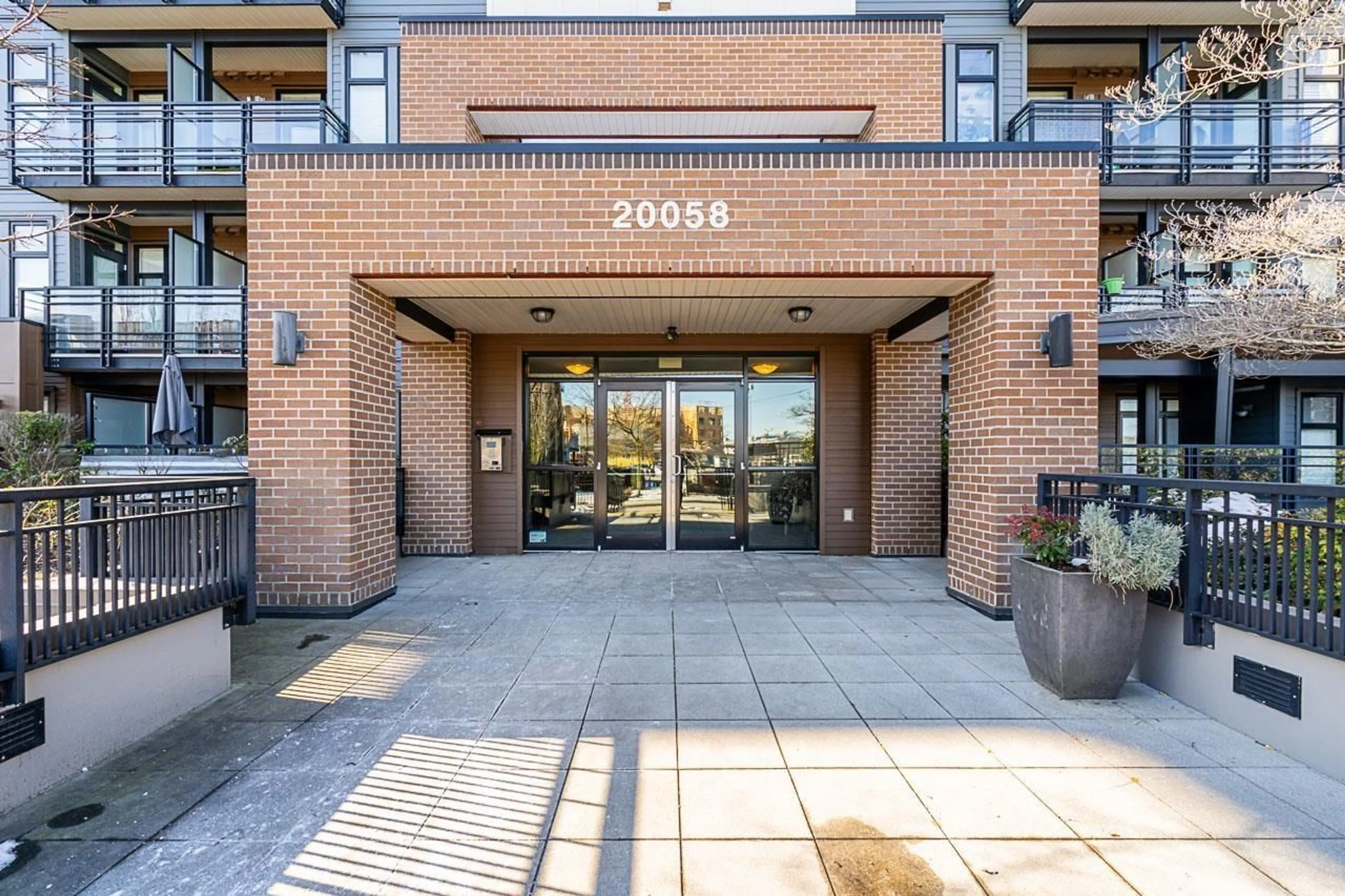 Indoor foyer for 411 20058 FRASER HIGHWAY, Langley British Columbia V3A0E5