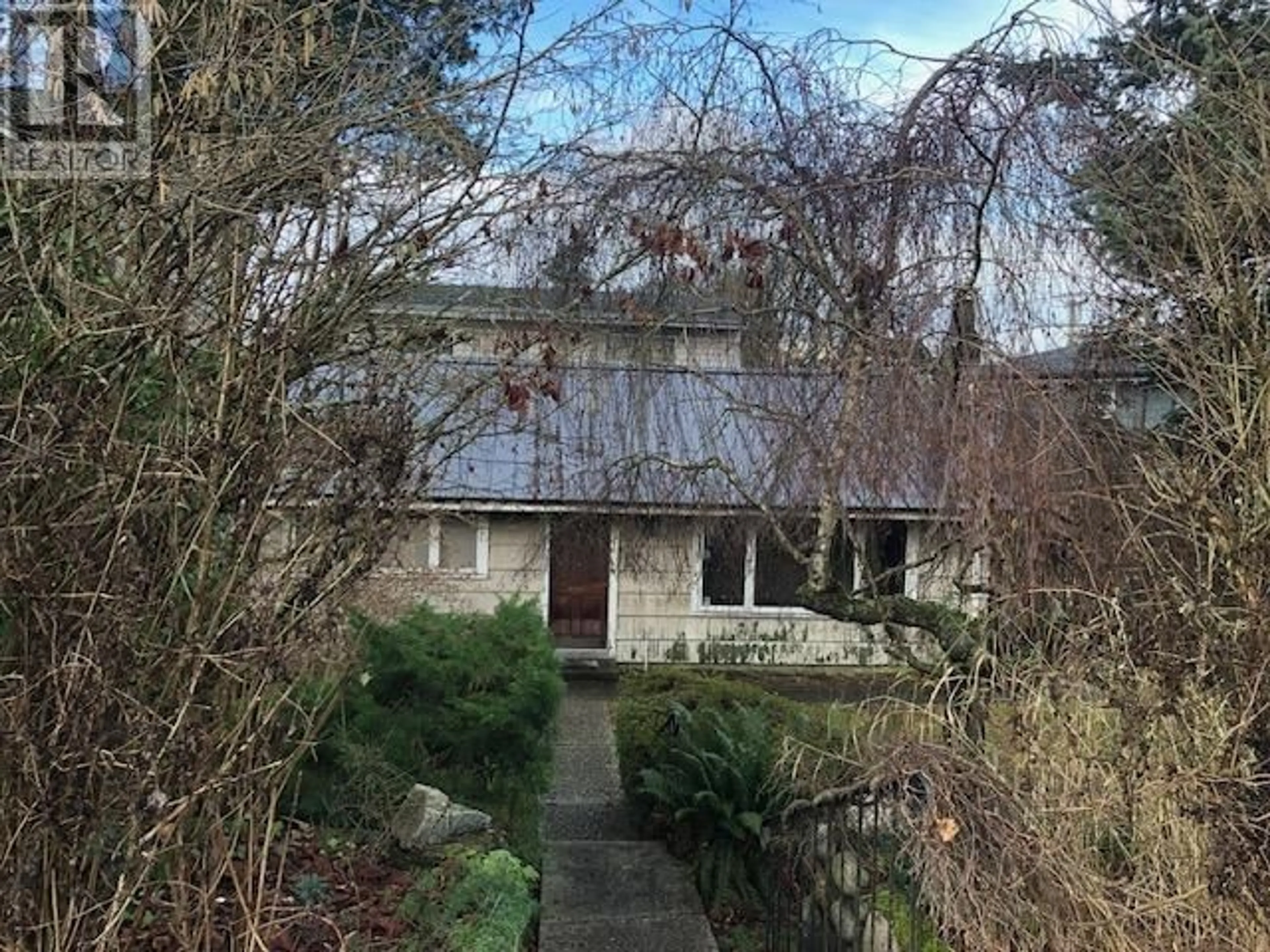 A pic from outside/outdoor area/front of a property/back of a property/a pic from drone, building for 7231 BARNET ROAD, Burnaby British Columbia V5A1E3