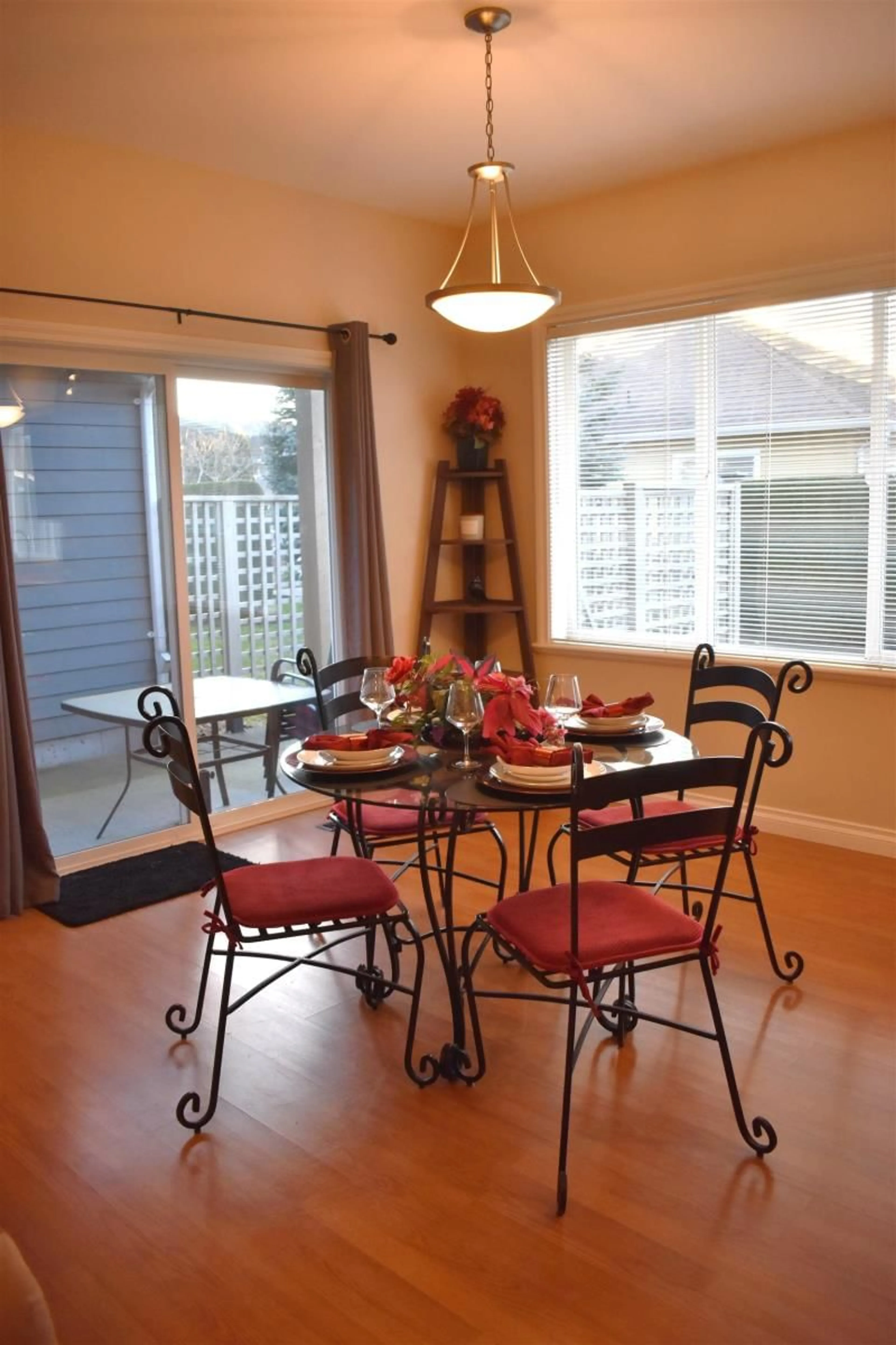 Dining room, wood/laminate floor for 62 - 7600 CHILLIWACK RIVER ROAD, Chilliwack British Columbia V2R3Z6