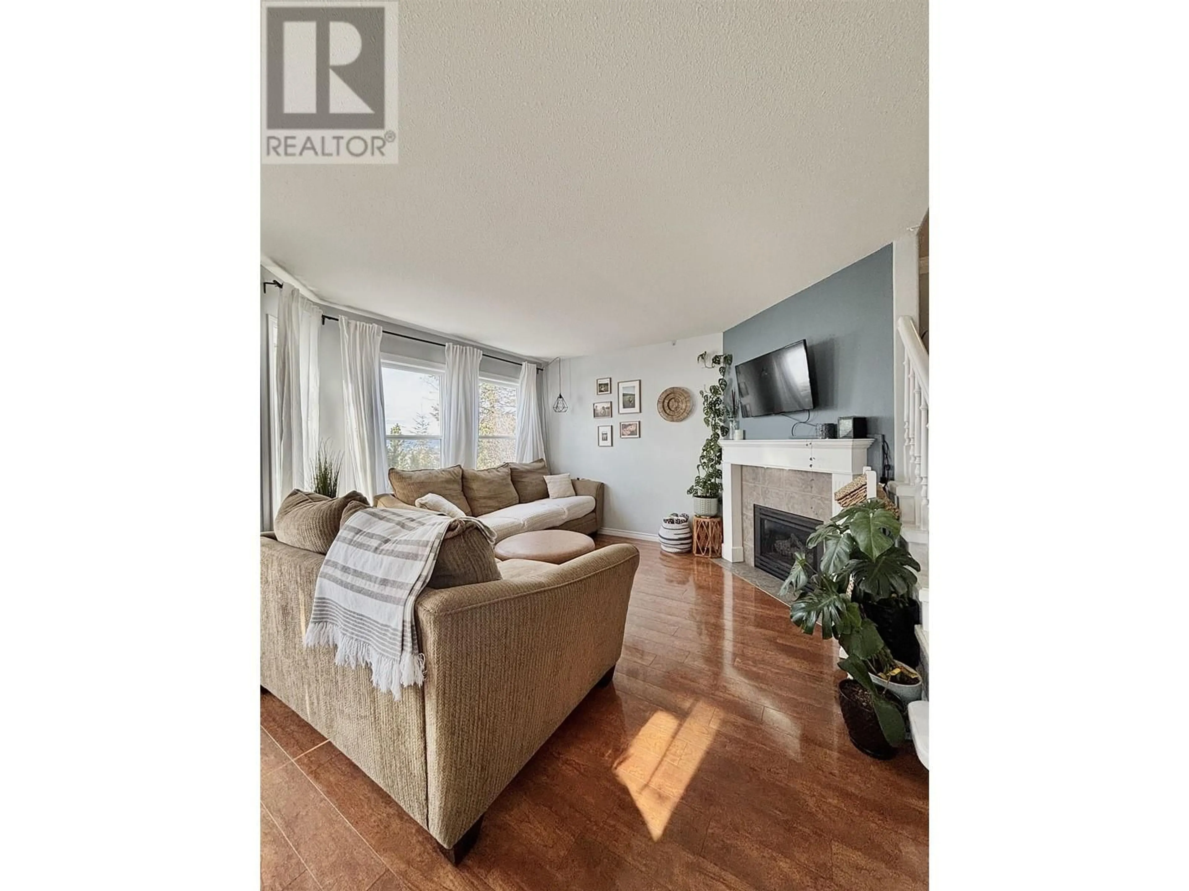 Living room with furniture, wood/laminate floor for 49 350 PEARKES DRIVE, Williams Lake British Columbia V2G4T2