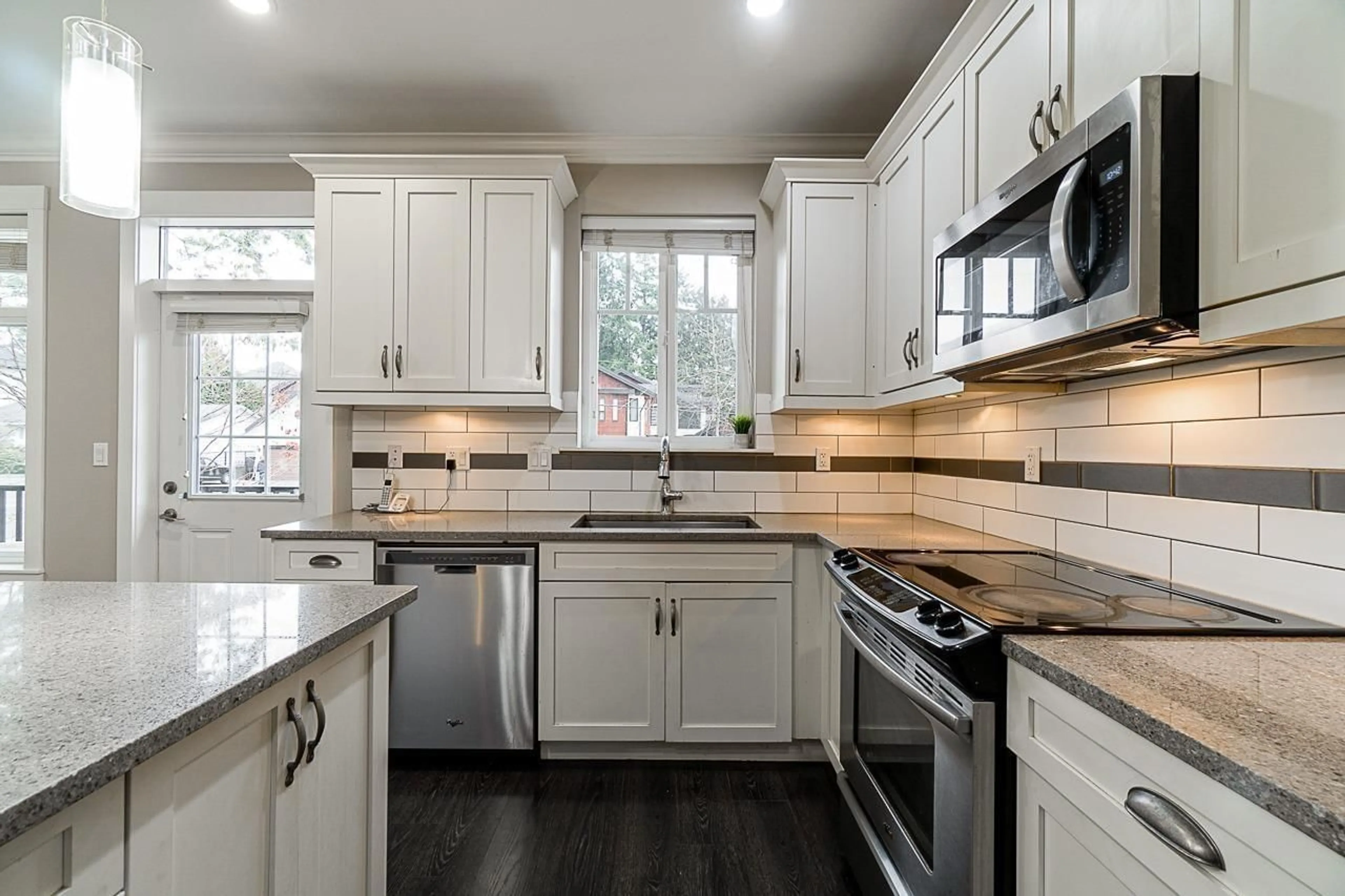 Open concept kitchen, ceramic/tile floor for 22 6929 142 STREET, Surrey British Columbia V3W5N1