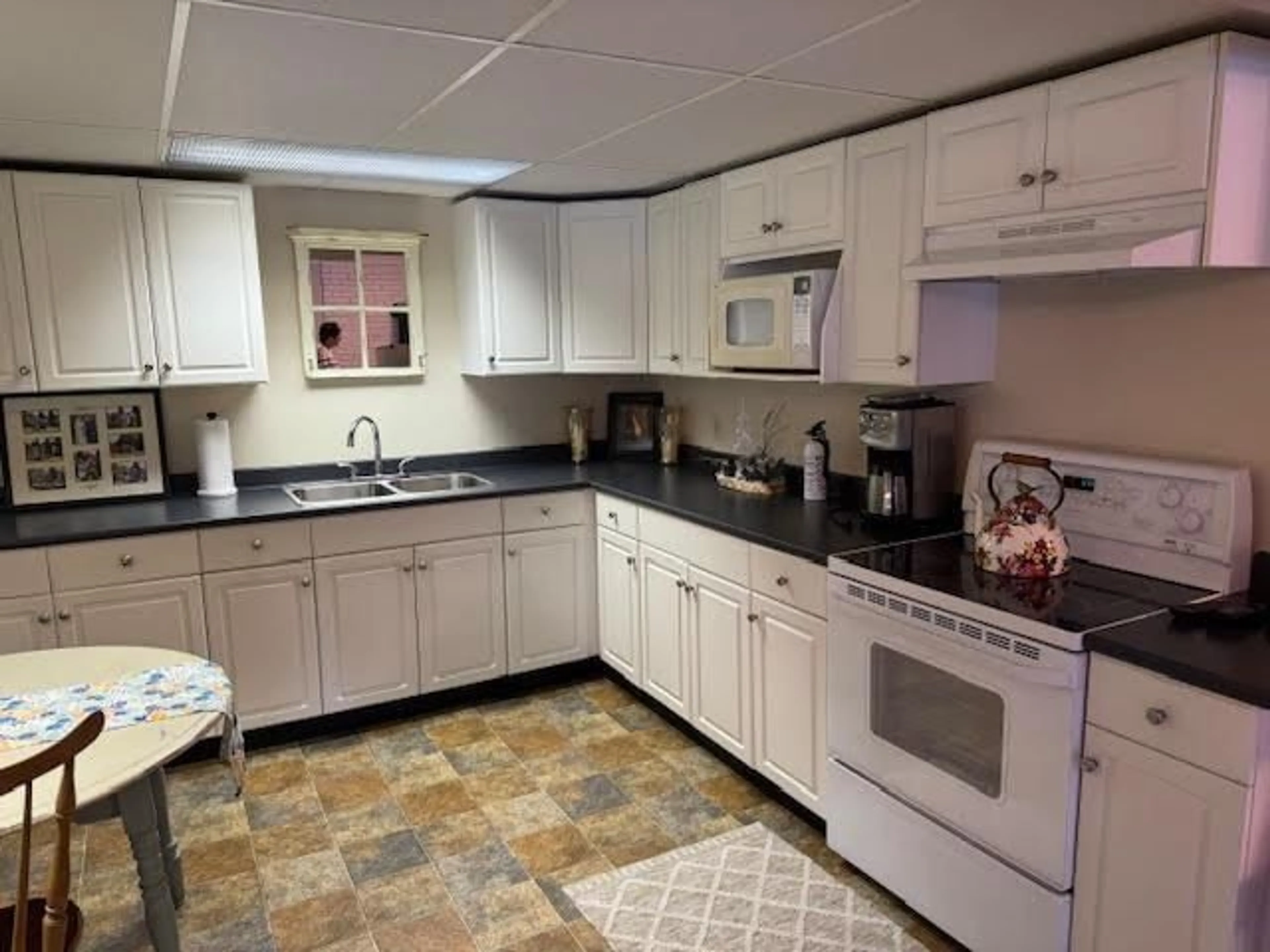 Standard kitchen, ceramic/tile floor for 4246 BRIDGEVIEW STREET, Abbotsford British Columbia V4X1W8