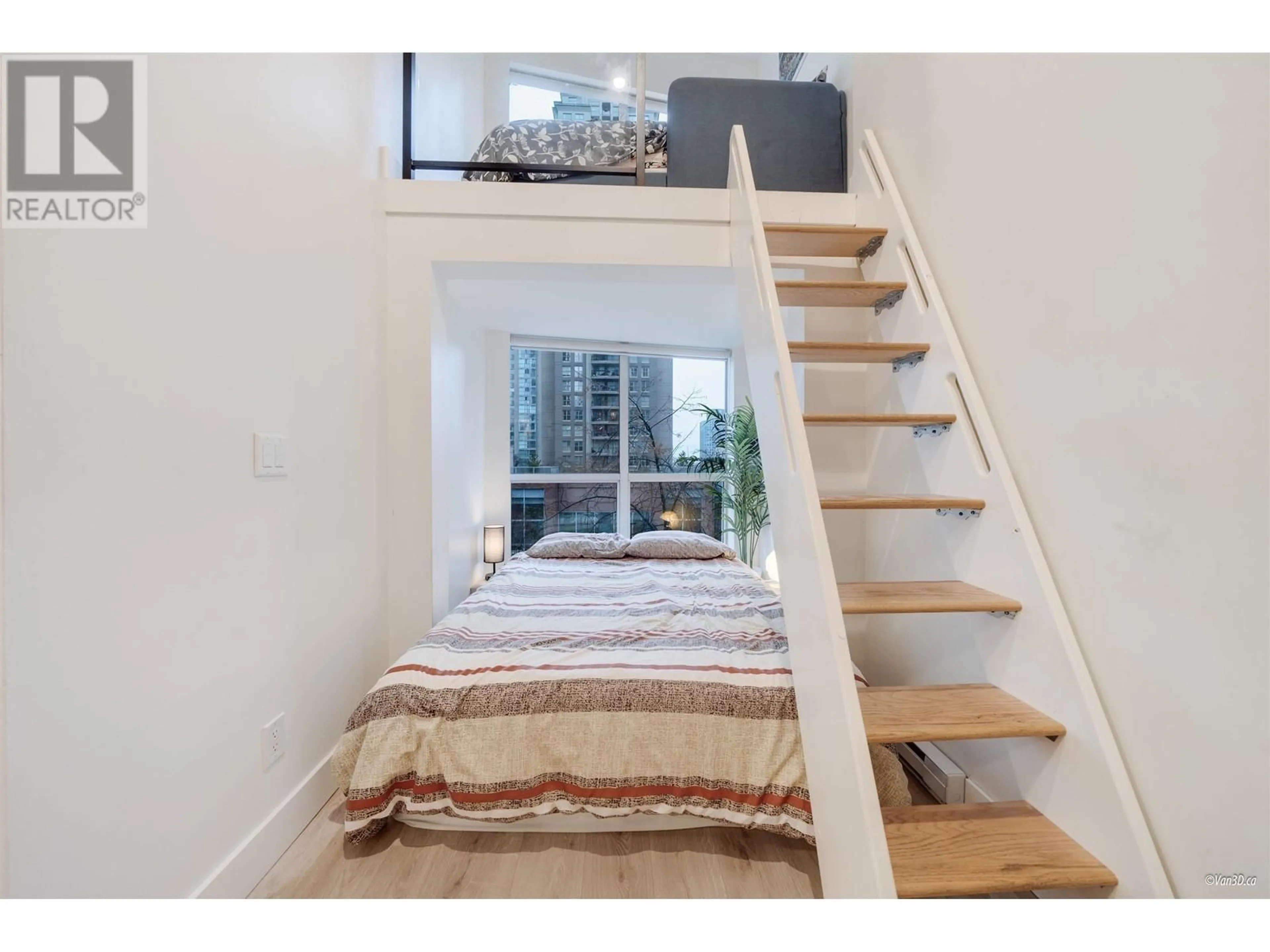 Bedroom with bed, wood/laminate floor for 319 - 933 SEYMOUR STREET, Vancouver British Columbia V6B6L6