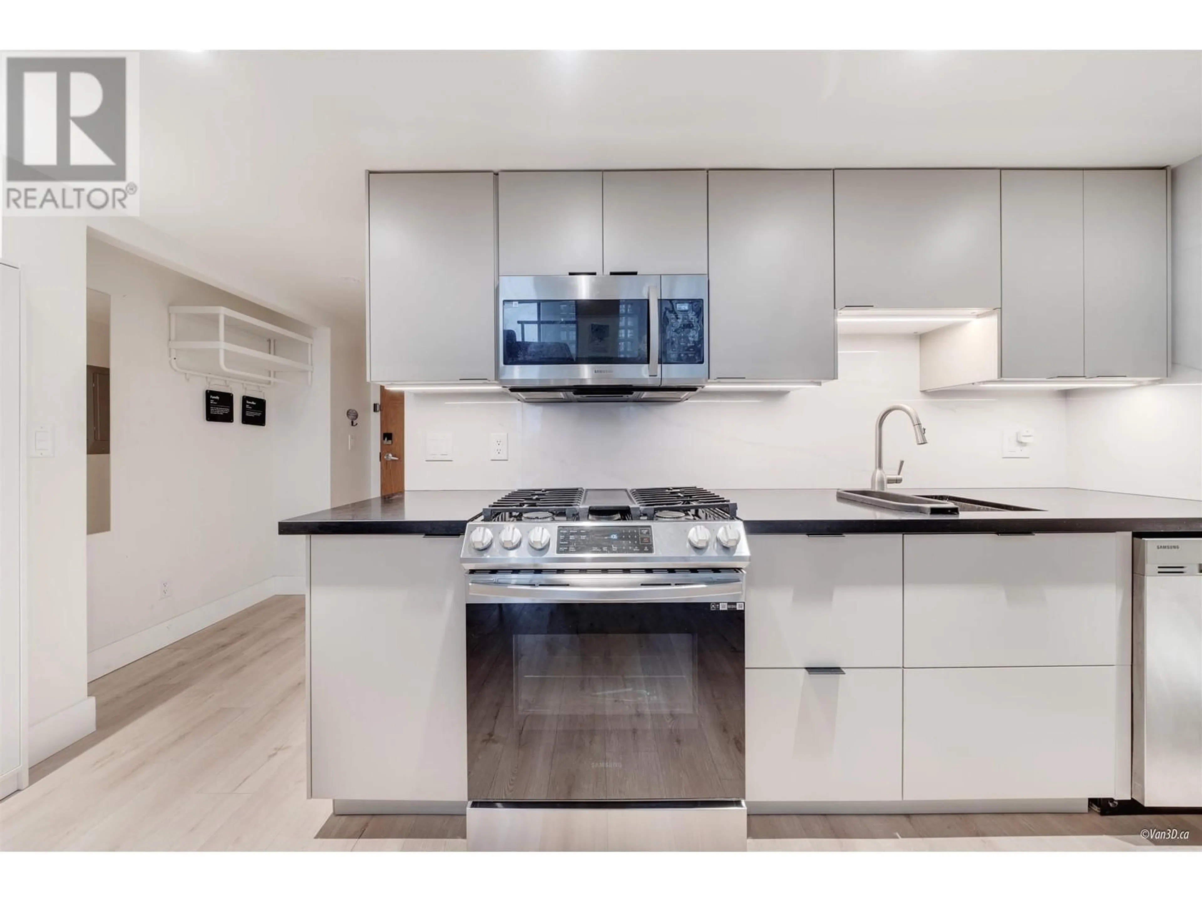 Open concept kitchen, ceramic/tile floor for 319 933 SEYMOUR STREET, Vancouver British Columbia V6B6L6