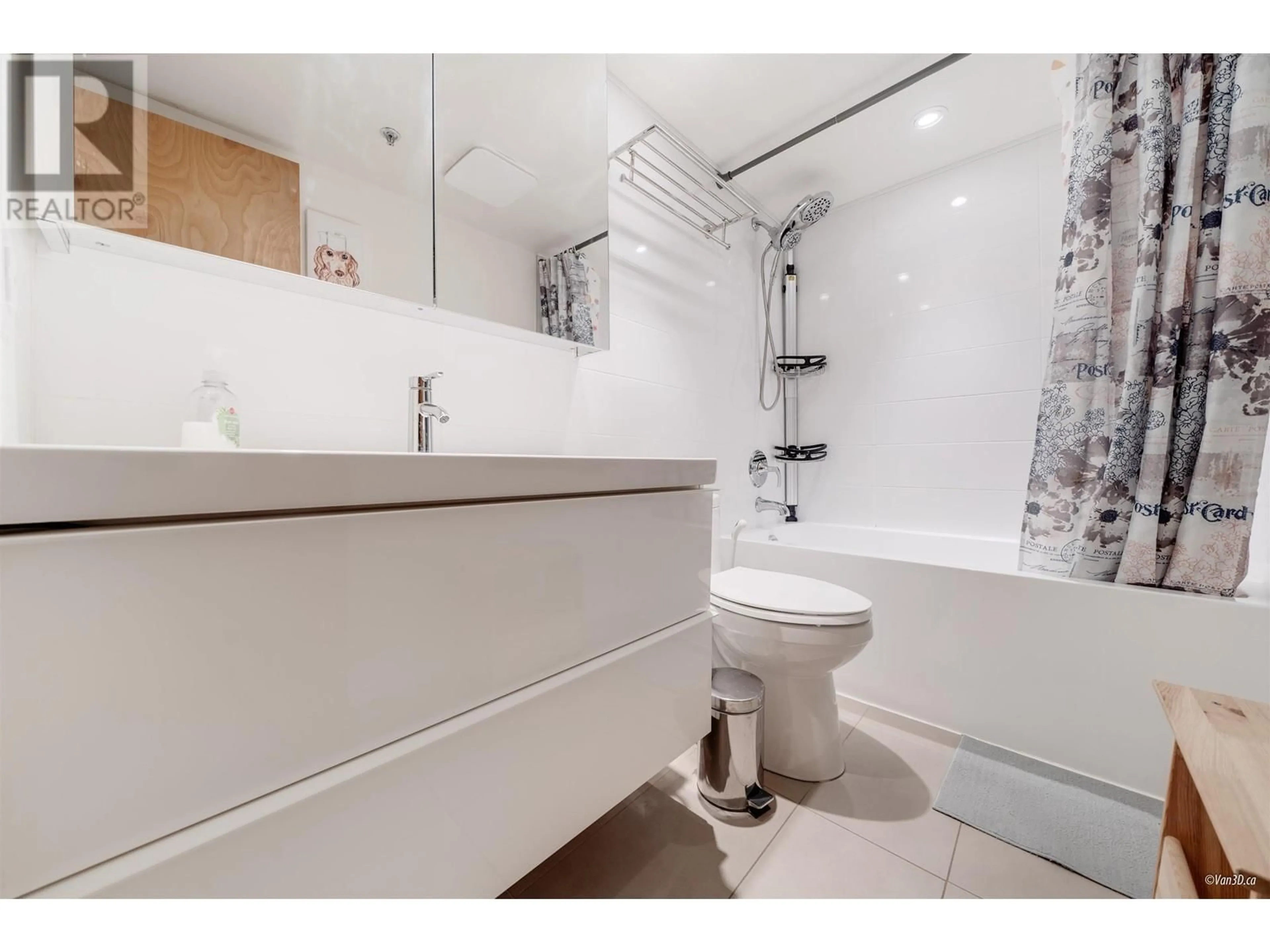 Standard bathroom, ceramic/tile floor for 319 933 SEYMOUR STREET, Vancouver British Columbia V6B6L6