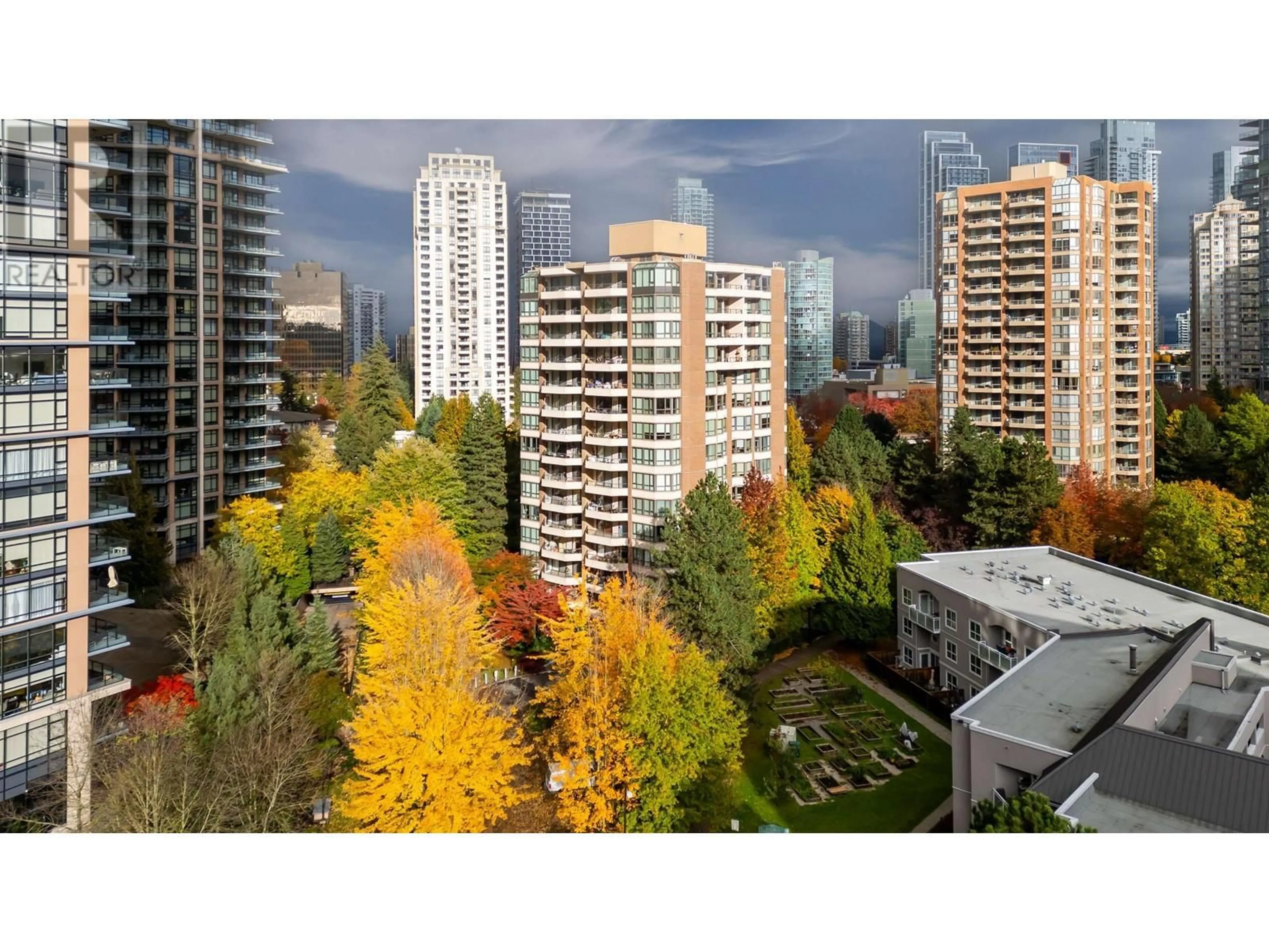 A pic from outside/outdoor area/front of a property/back of a property/a pic from drone, city buildings view from balcony for 802 6152 KATHLEEN AVENUE, Burnaby British Columbia V5H4K8