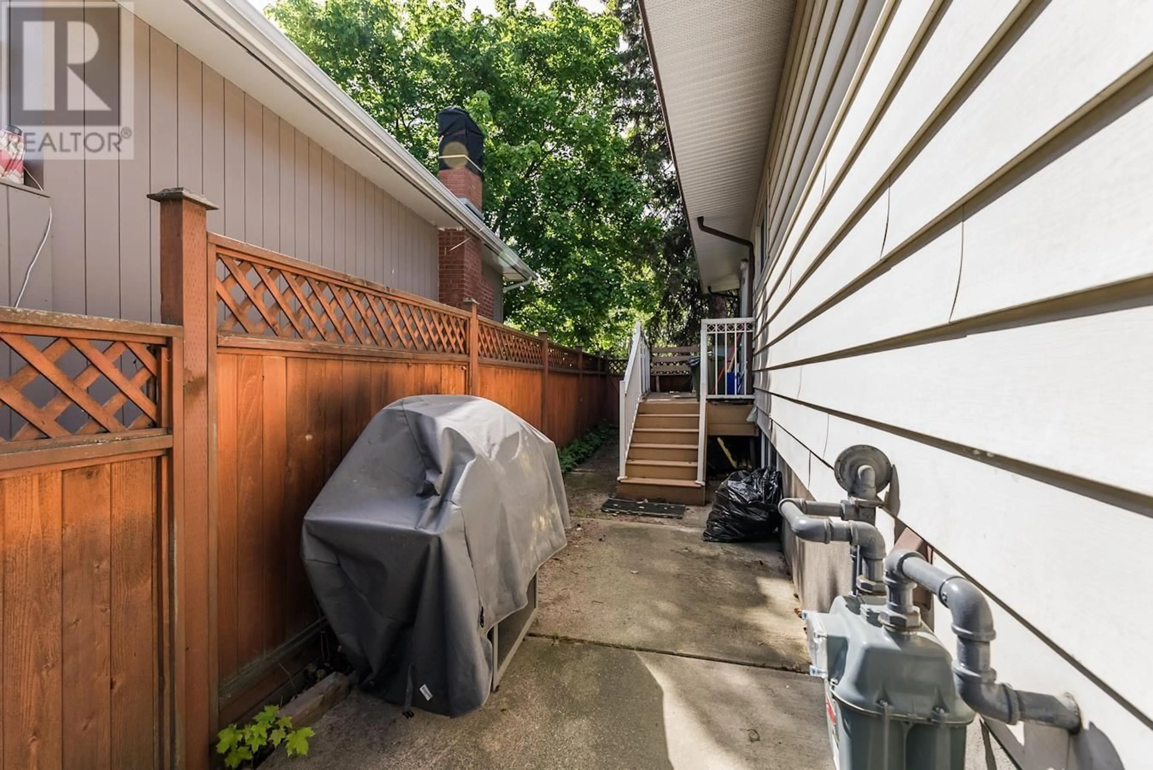 Patio, street for 2766 20TH AVENUE, Prince George British Columbia V2L1W5