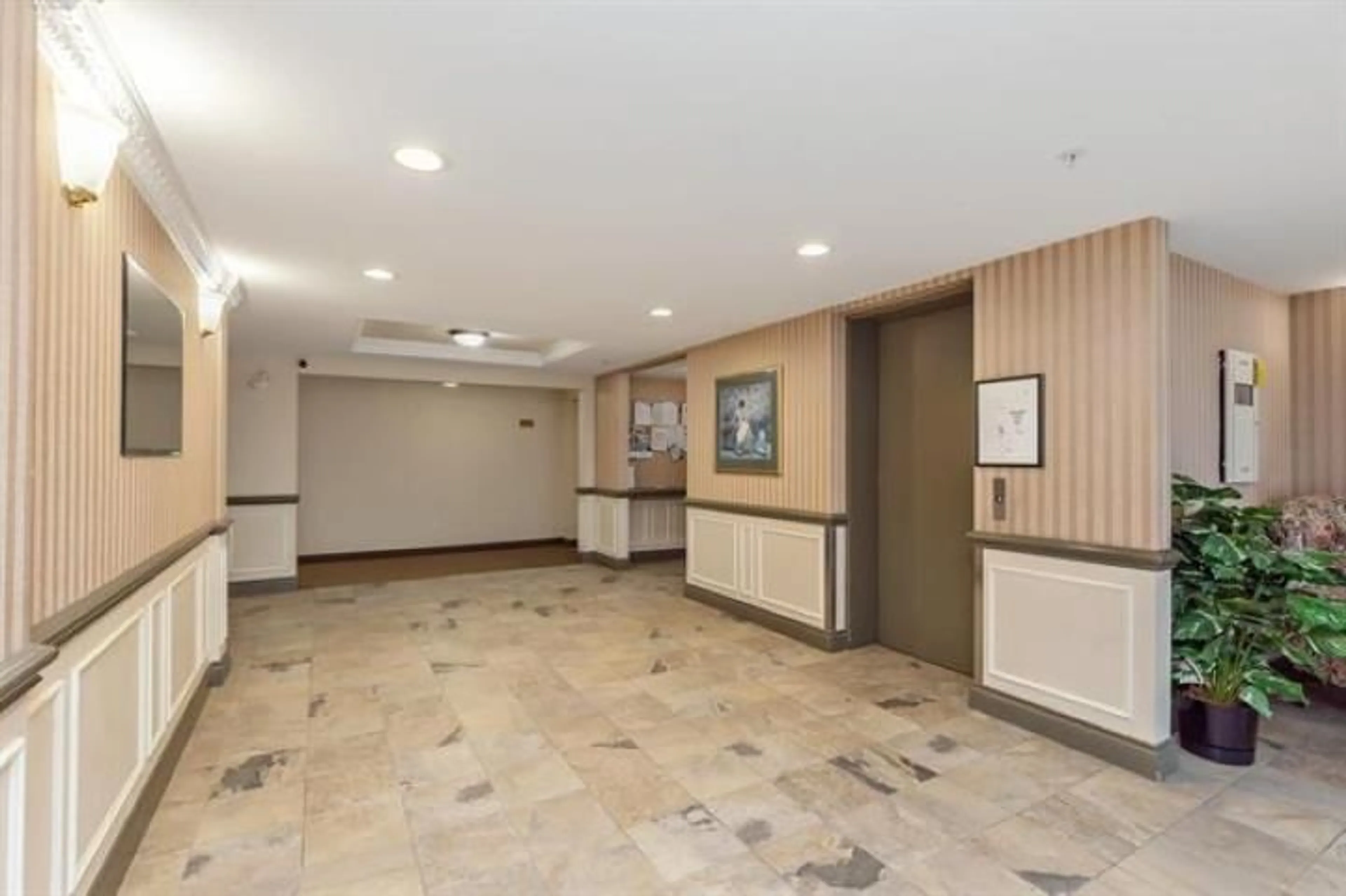 Lobby for 222 - 27358 32, Langley British Columbia V4W3M5