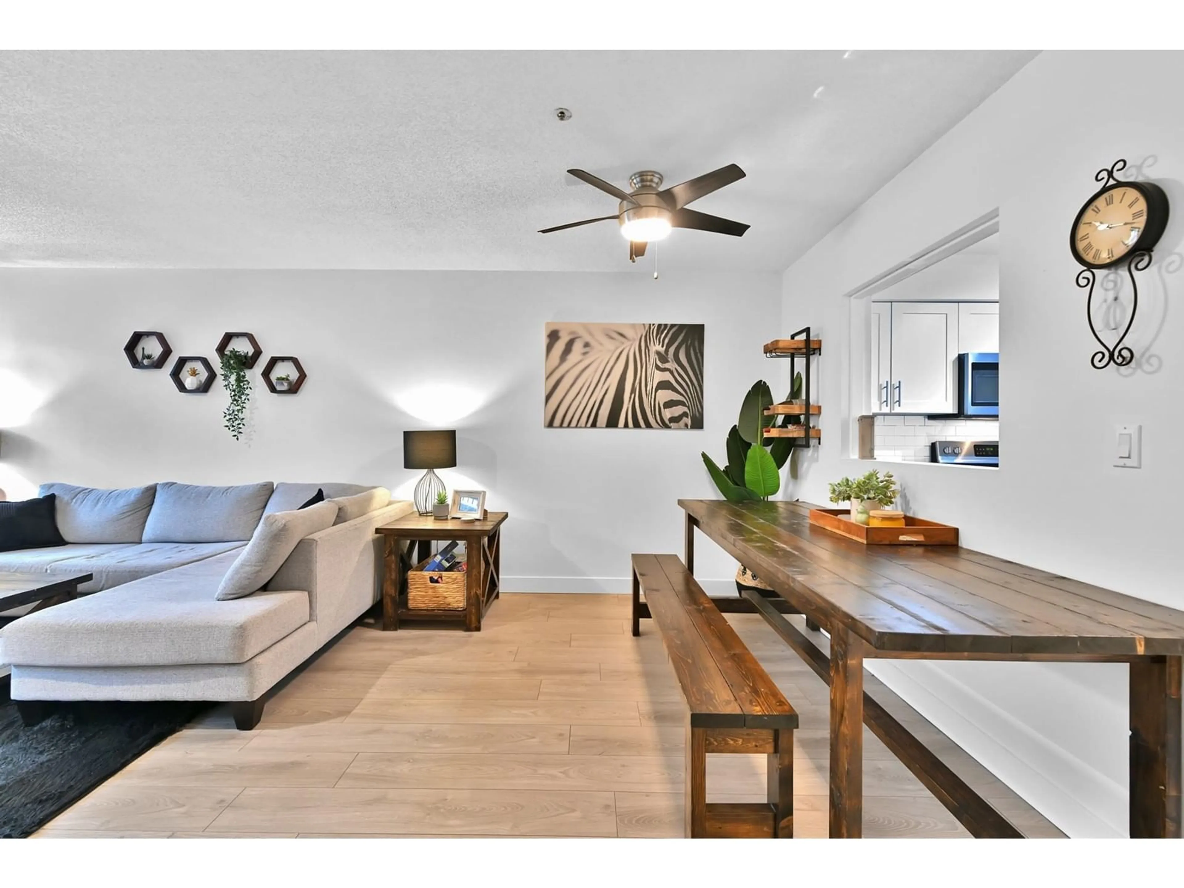 Living room with furniture, wood/laminate floor for 203 - 33165 2ND, Mission British Columbia V2V6T8
