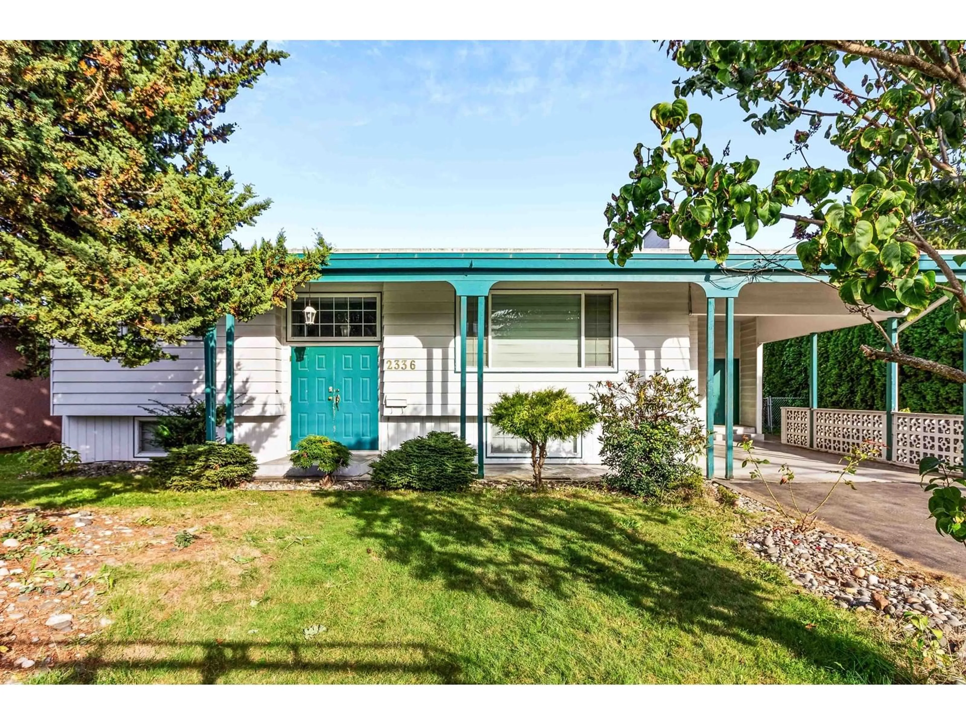 Home with vinyl exterior material, street for 2336 BEAVER, Abbotsford British Columbia V2T3E1