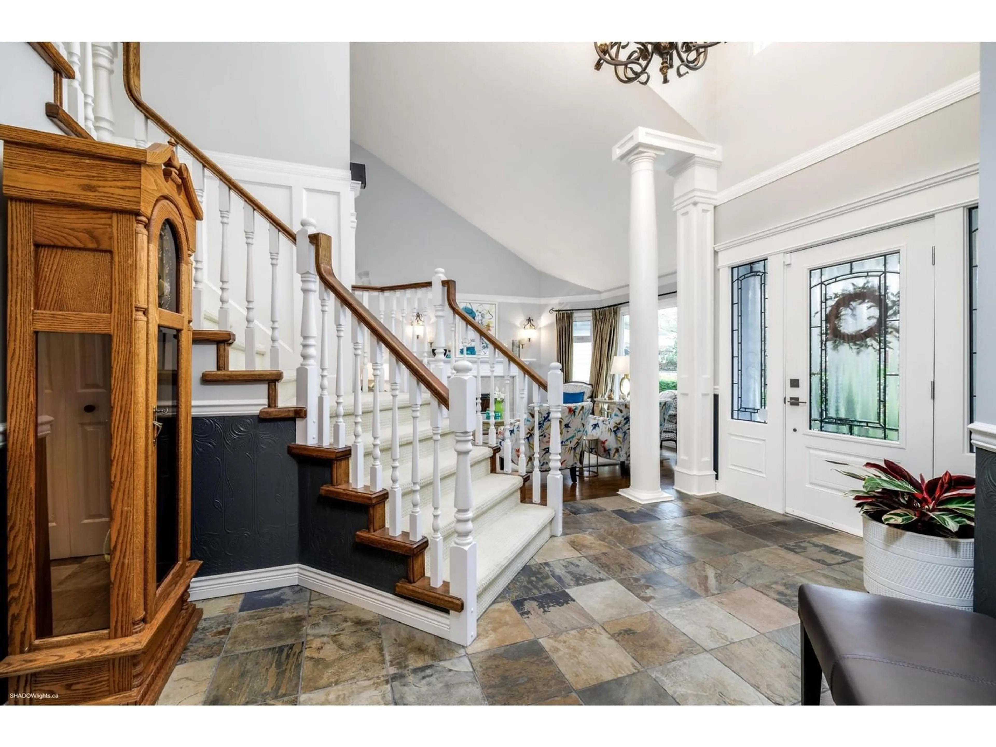 Indoor foyer for 12455 62 AVENUE, Surrey British Columbia V3X2E1