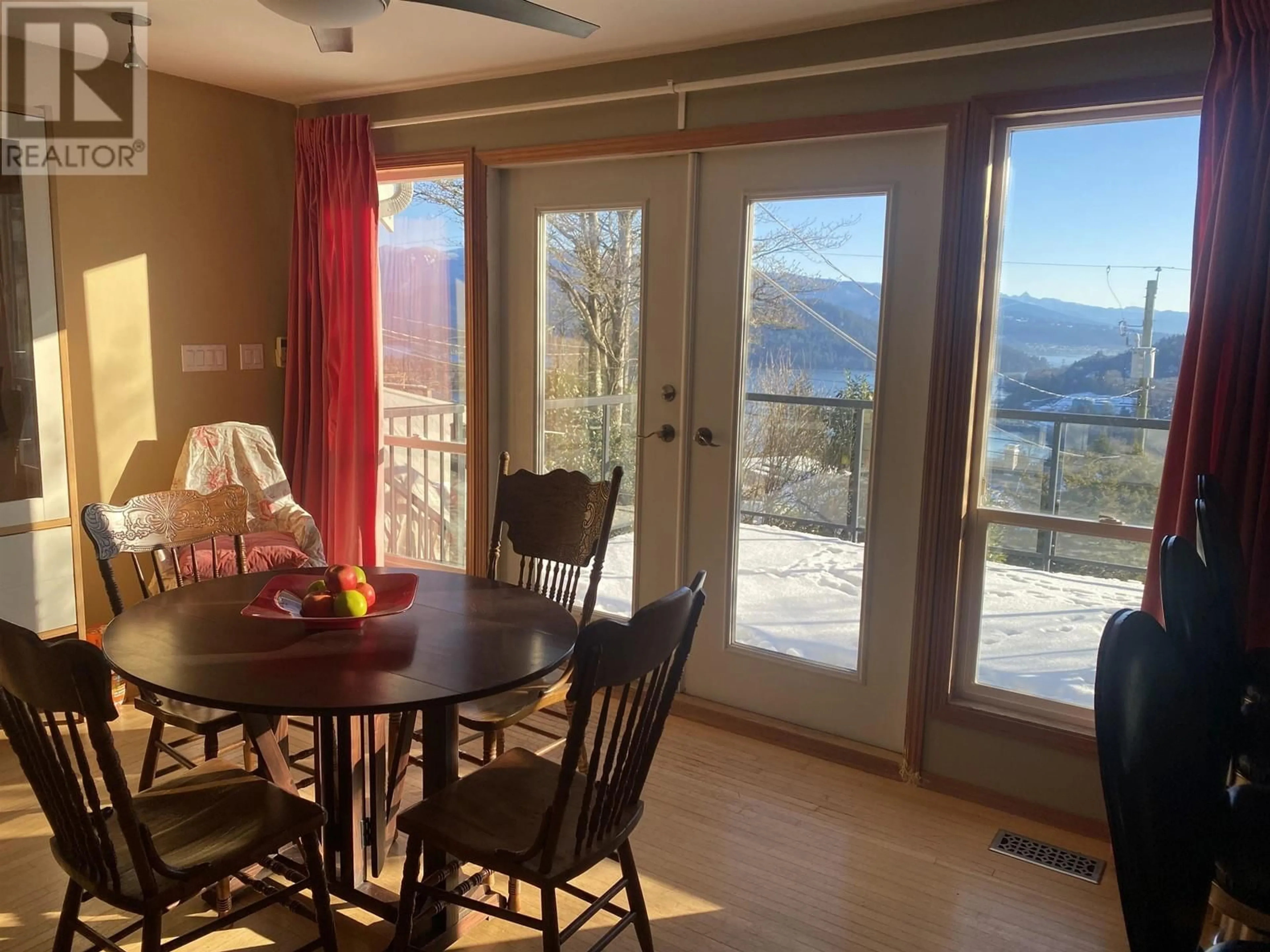 Dining room, wood/laminate floor for 190 N ELLESMERE AVENUE, Burnaby British Columbia V5B1J8