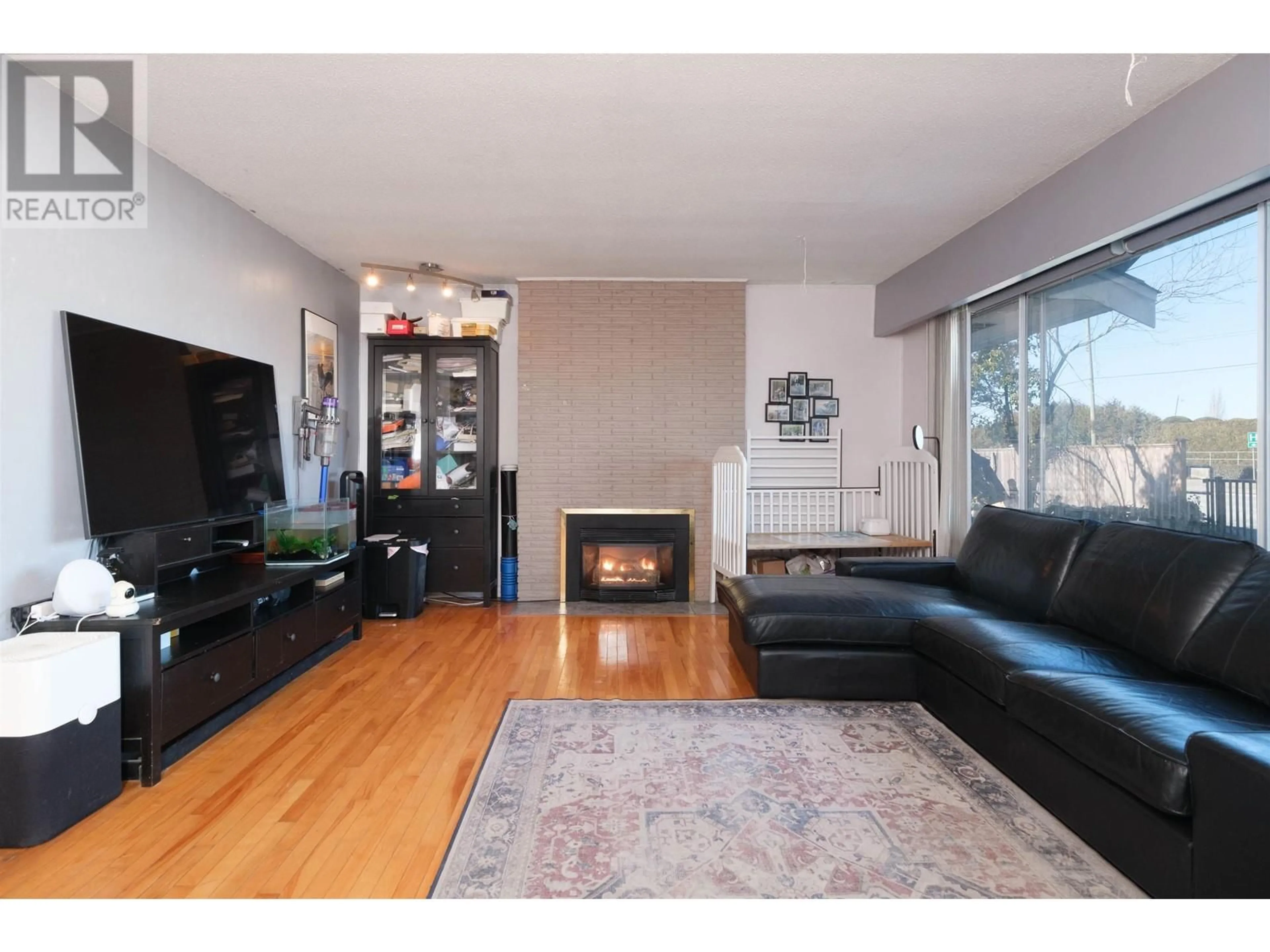 Living room with furniture, wood/laminate floor for 6092 LADNER TRUNK ROAD, Delta British Columbia V4K1X8