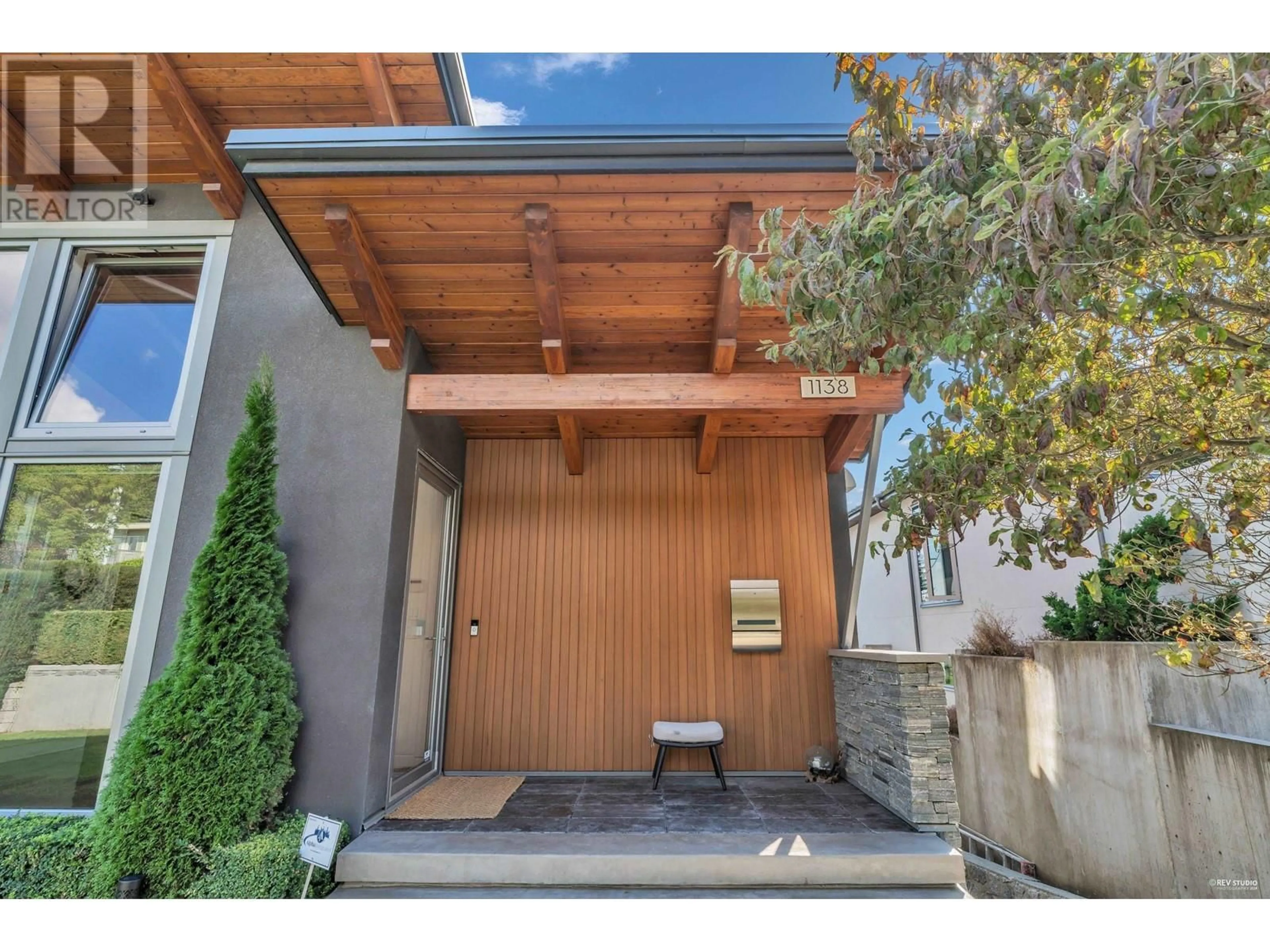 Indoor entryway for 1138 PALMERSTON AVENUE, West Vancouver British Columbia V7S2J6