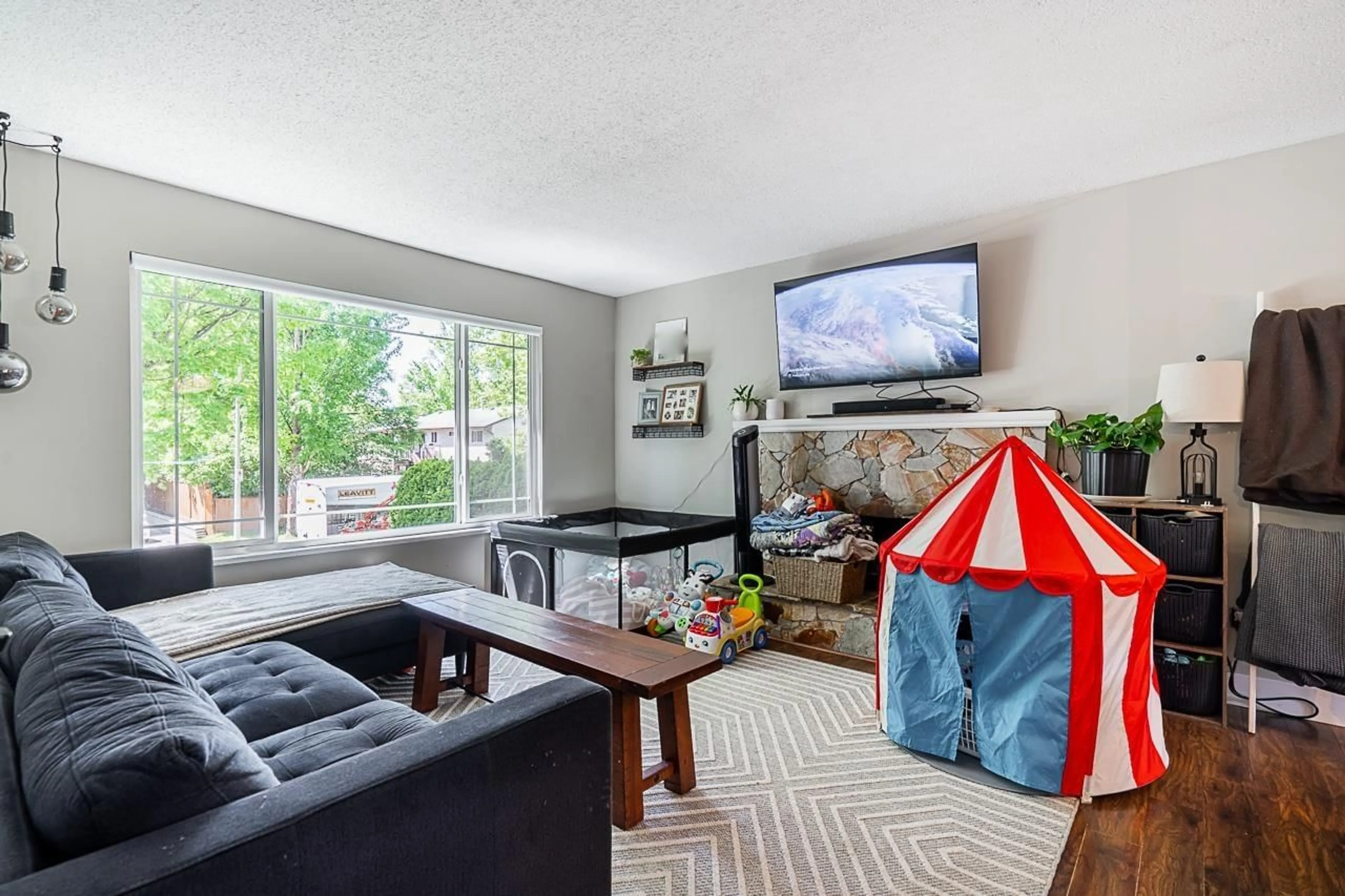 Living room with furniture, unknown for 17223 61B, Surrey British Columbia V3S5M7