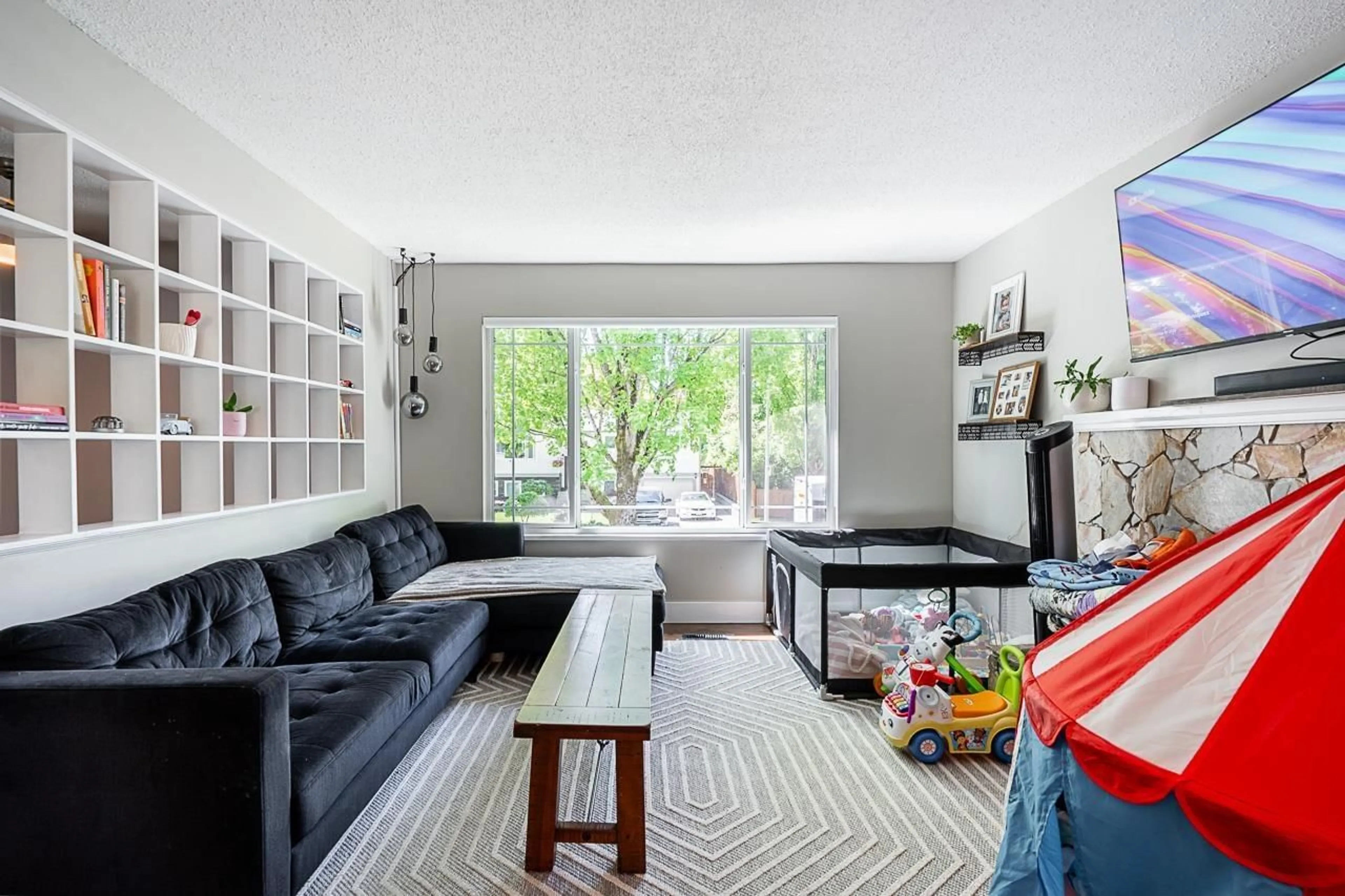 Living room with furniture, unknown for 17223 61B, Surrey British Columbia V3S5M7
