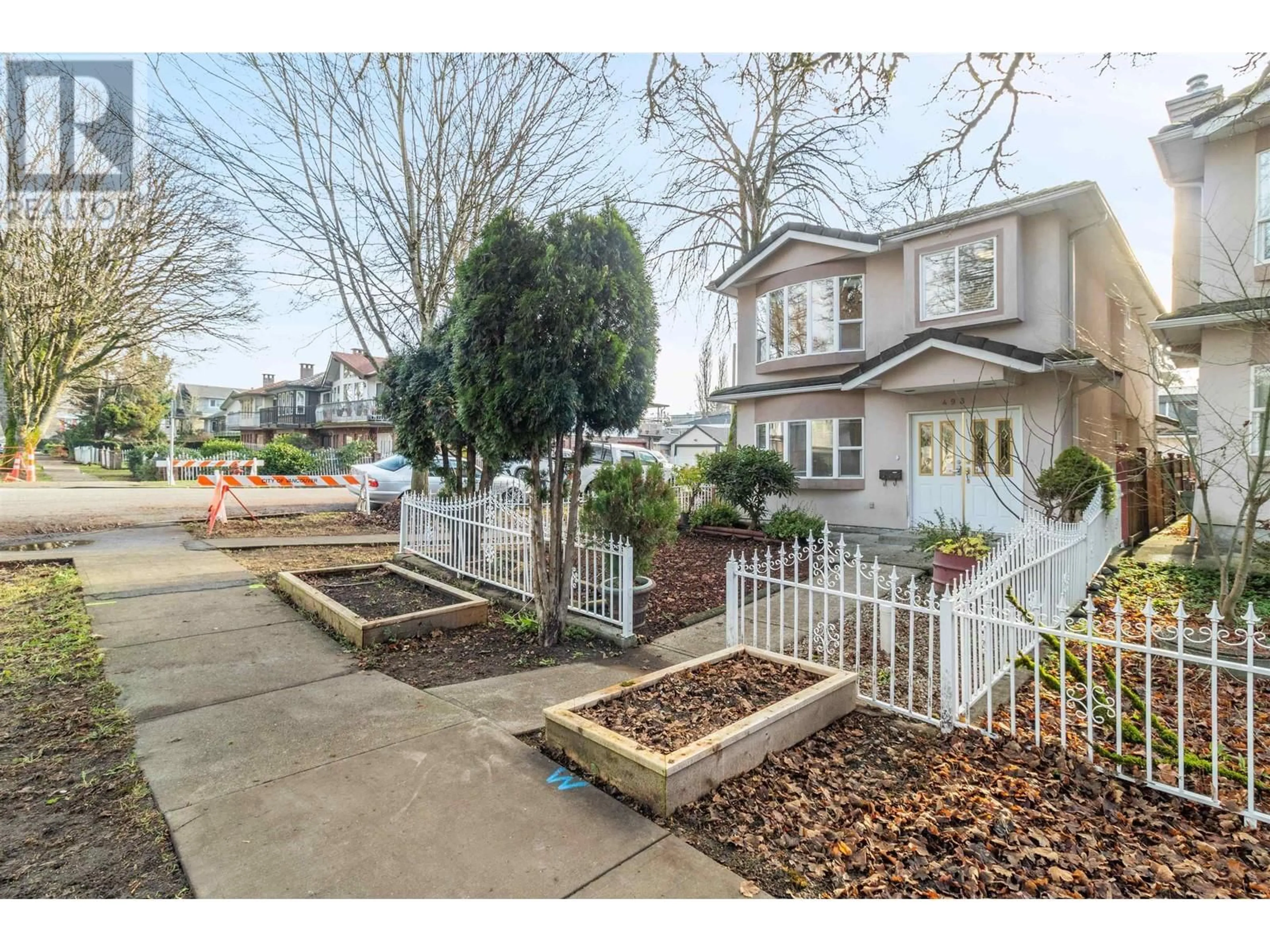 A pic from outside/outdoor area/front of a property/back of a property/a pic from drone, street for 498 E 19TH AVENUE, Vancouver British Columbia V5V1J7