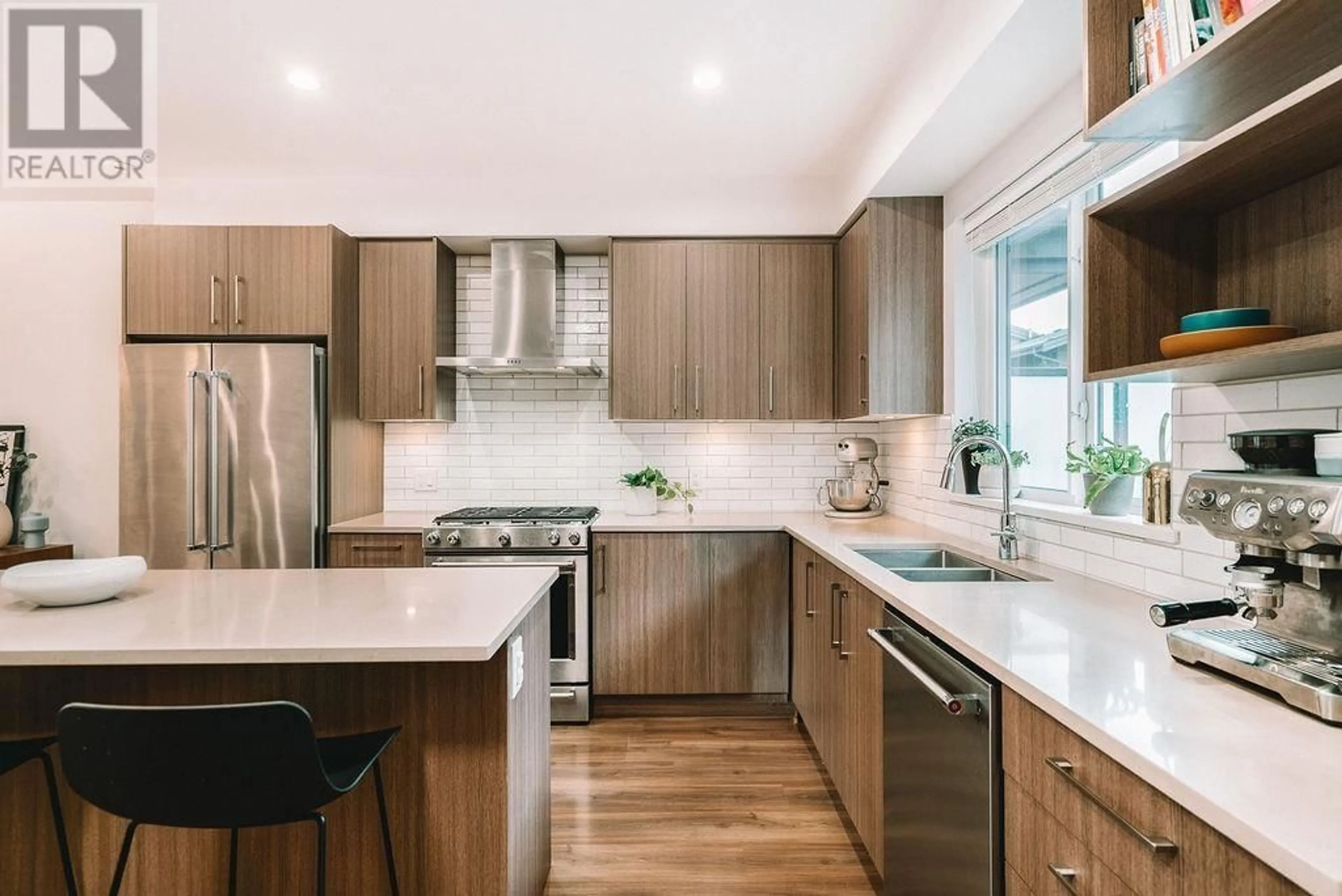 Contemporary kitchen, wood/laminate floor for 3 70 SEAVIEW DRIVE, Port Moody British Columbia V3H0J9