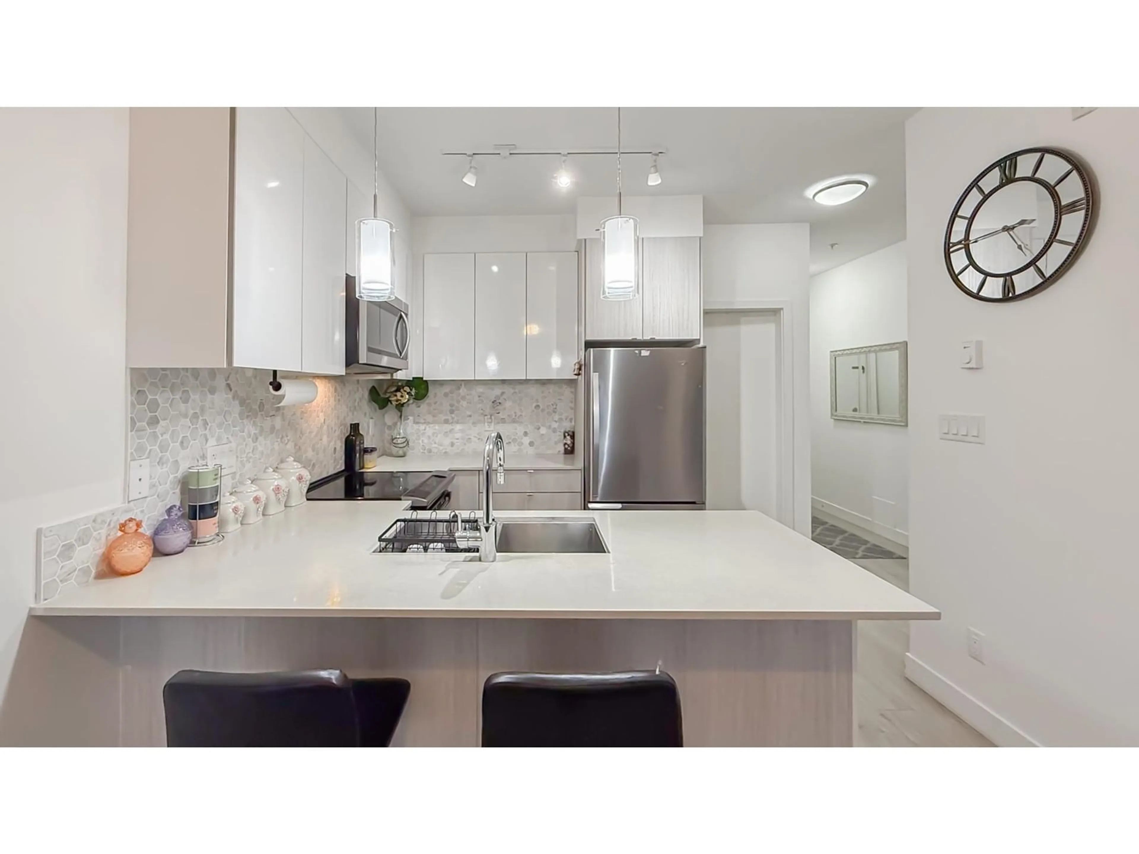 Contemporary kitchen, ceramic/tile floor for 107 6438 195A STREET, Surrey British Columbia V4N6R5