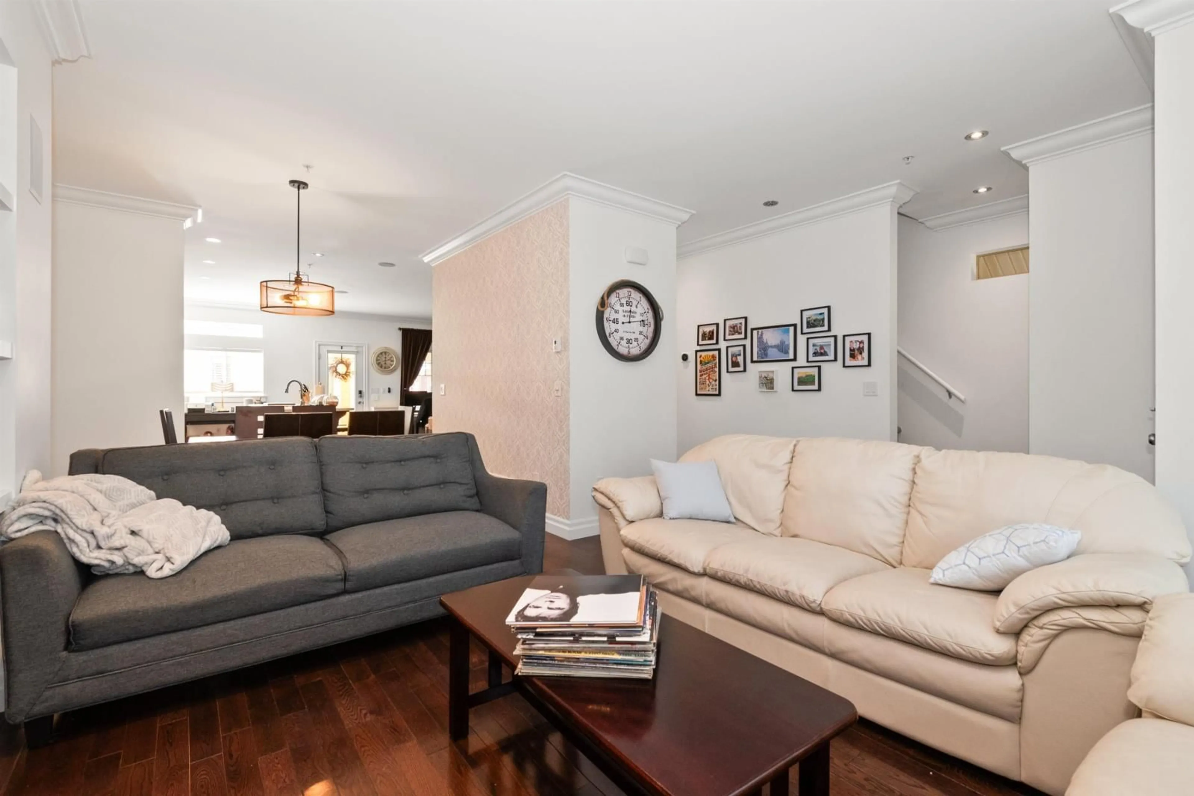 Living room with furniture, wood/laminate floor for 45087 NICOMEN CRESCENT|Garrison Crossing, Chilliwack British Columbia V2R0R7