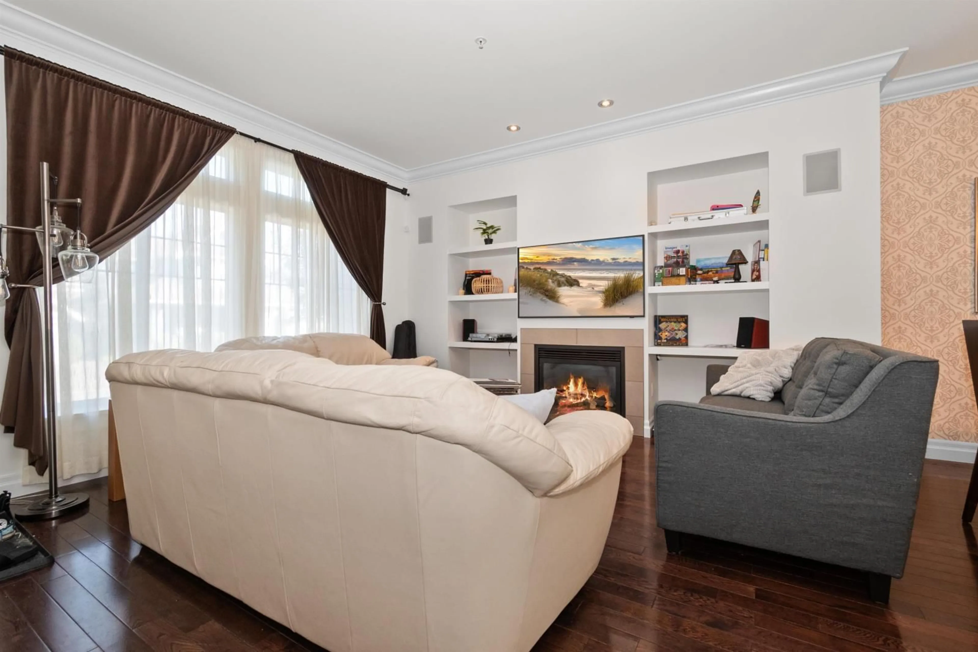 Living room with furniture, wood/laminate floor for 45087 NICOMEN CRESCENT|Garrison Crossing, Chilliwack British Columbia V2R0R7