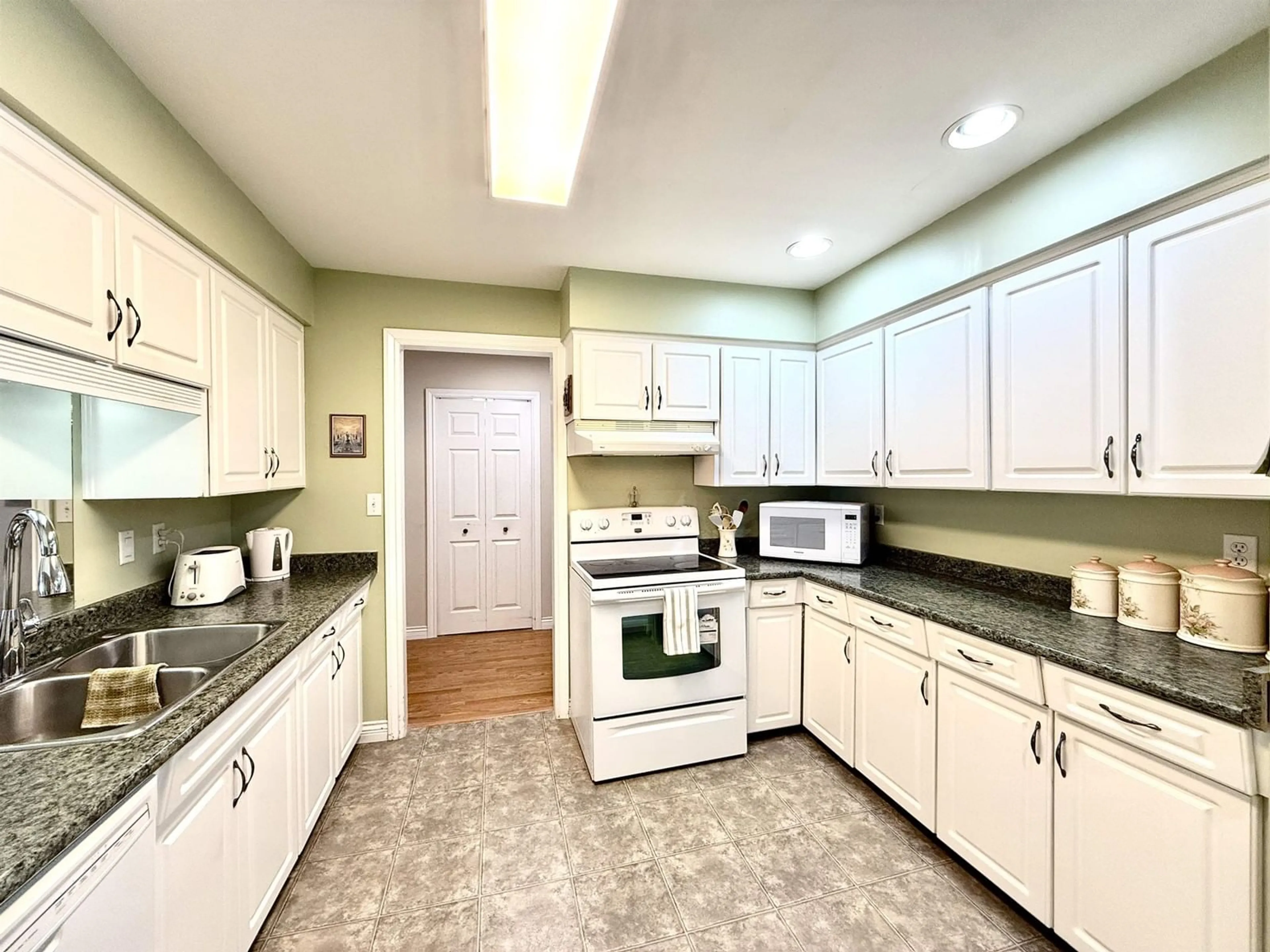 Standard kitchen, ceramic/tile floor for 204 32040 PEARDONVILLE ROAD, Abbotsford British Columbia V2T6N8