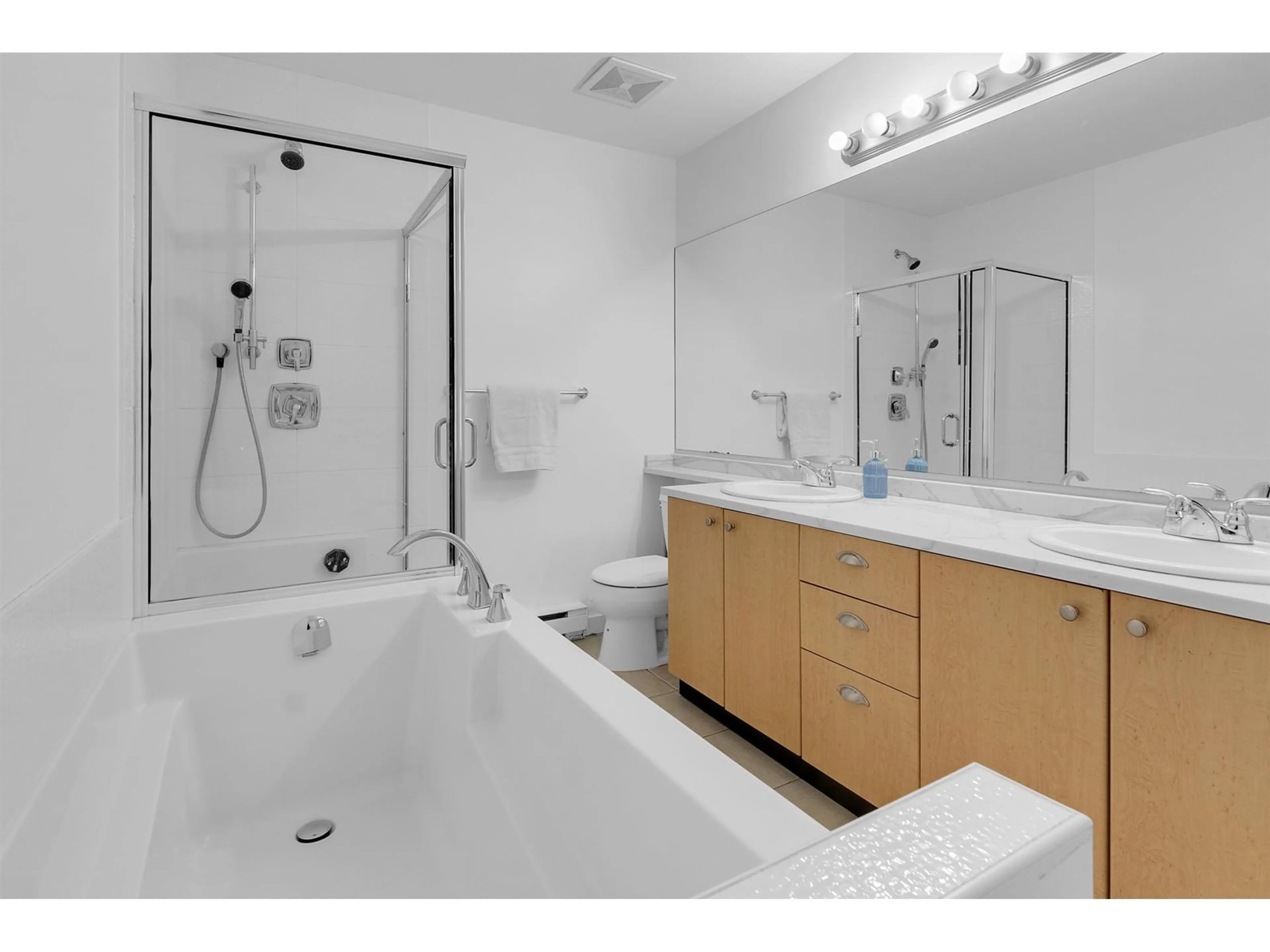 Standard bathroom, ceramic/tile floor for 162 15236 36 AVENUE, Surrey British Columbia V3Z2B3